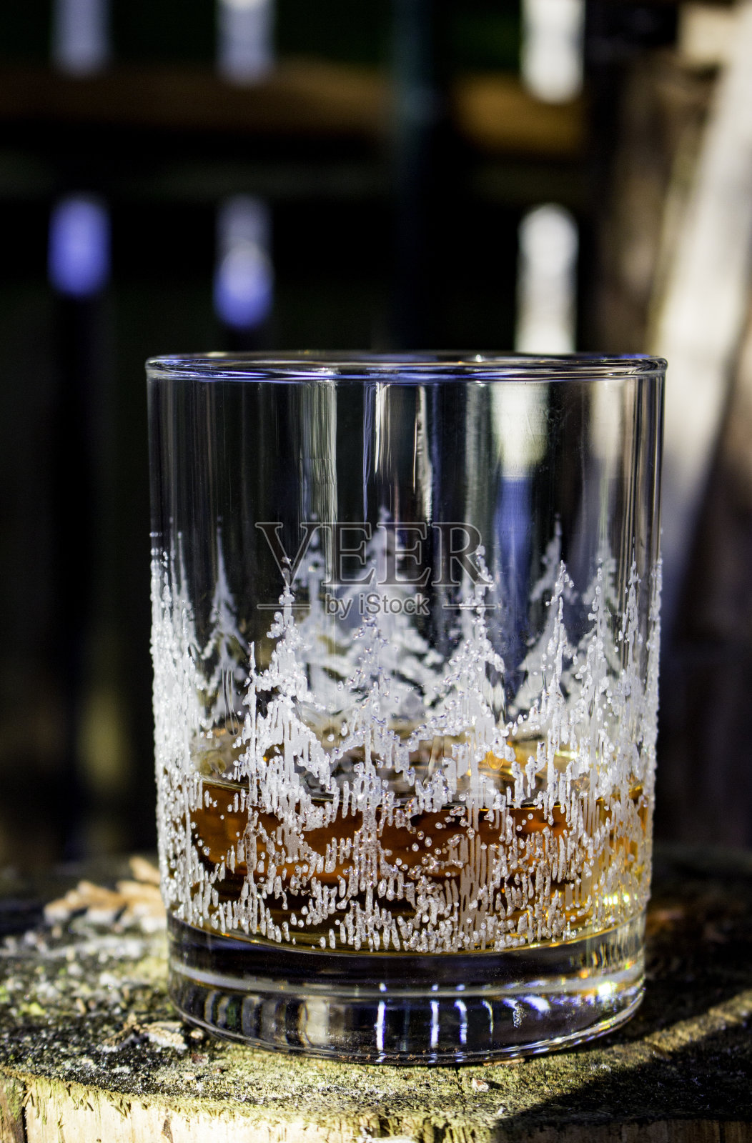 威士忌在树桩上照片摄影图片