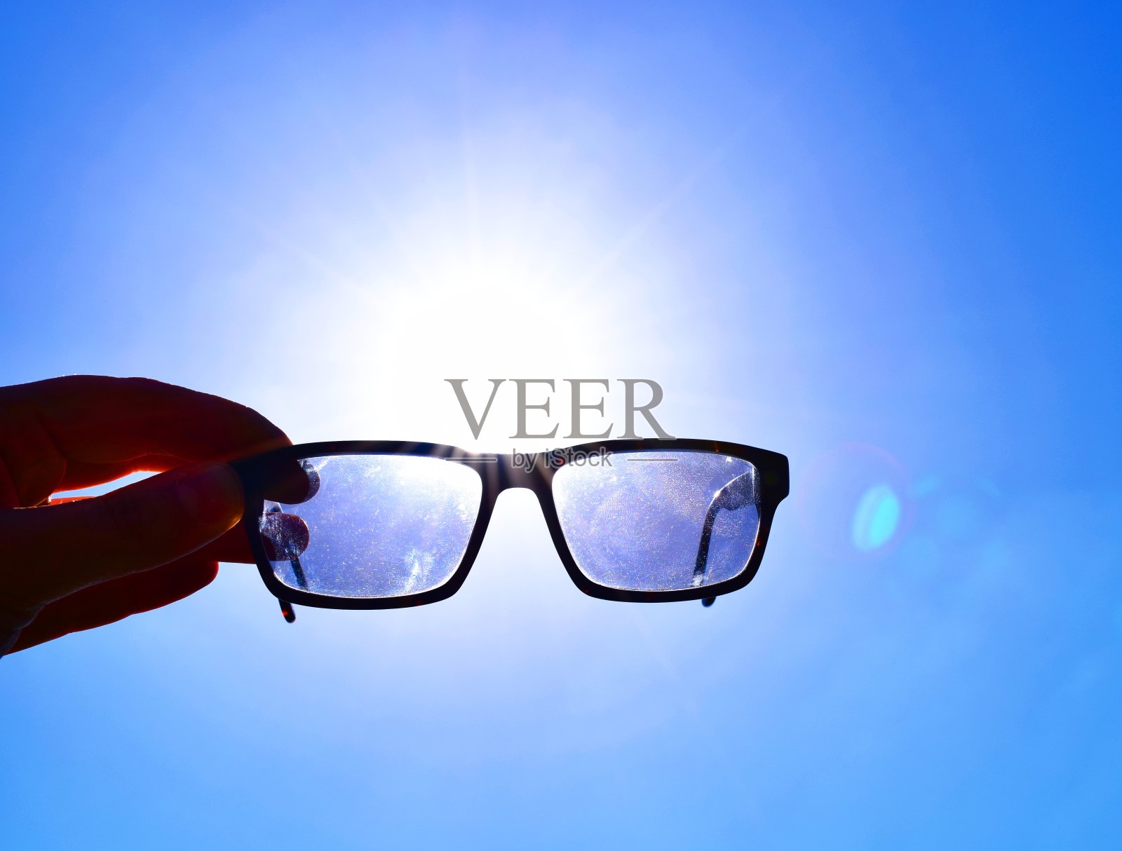 拿着太阳镜在太阳夏天的背景照片摄影图片