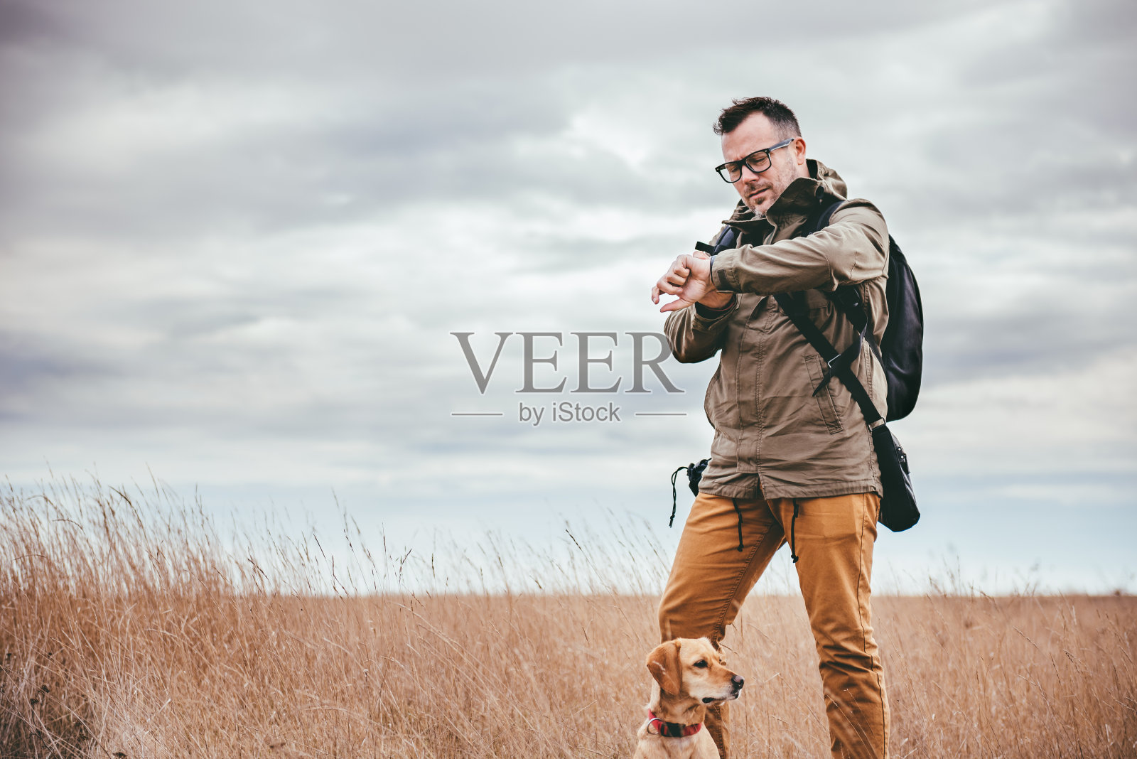 徒步旅行者看手表照片摄影图片