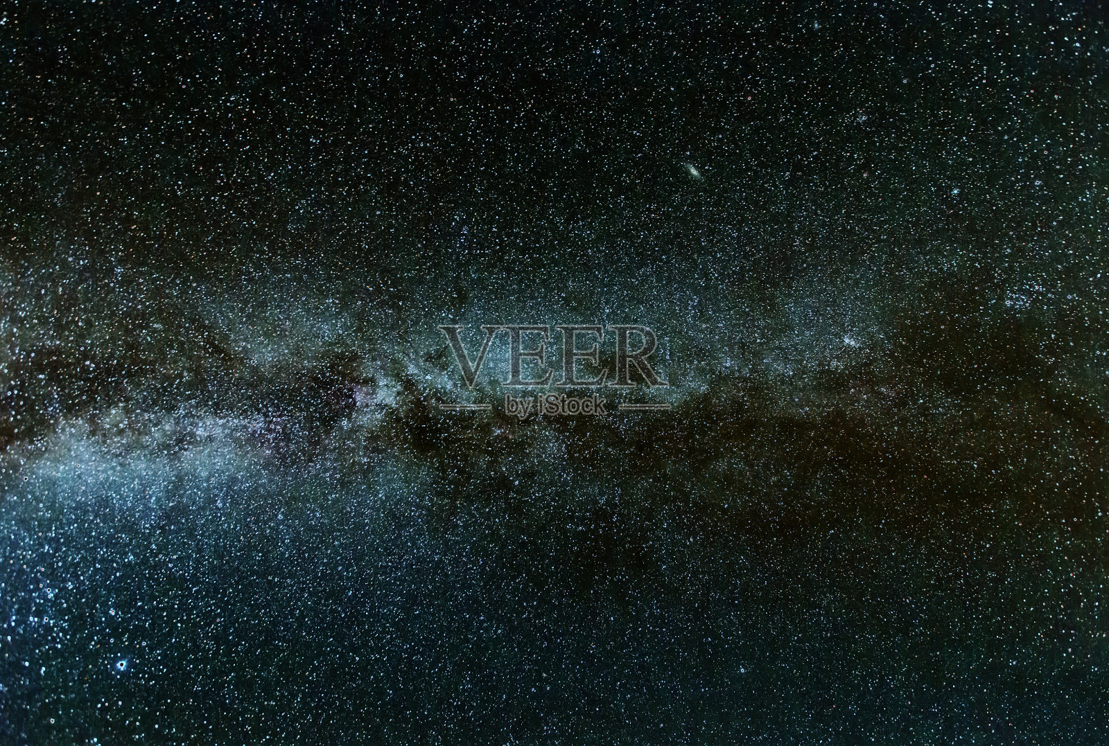 显然是在俄罗斯夜间发现的银河系照片摄影图片