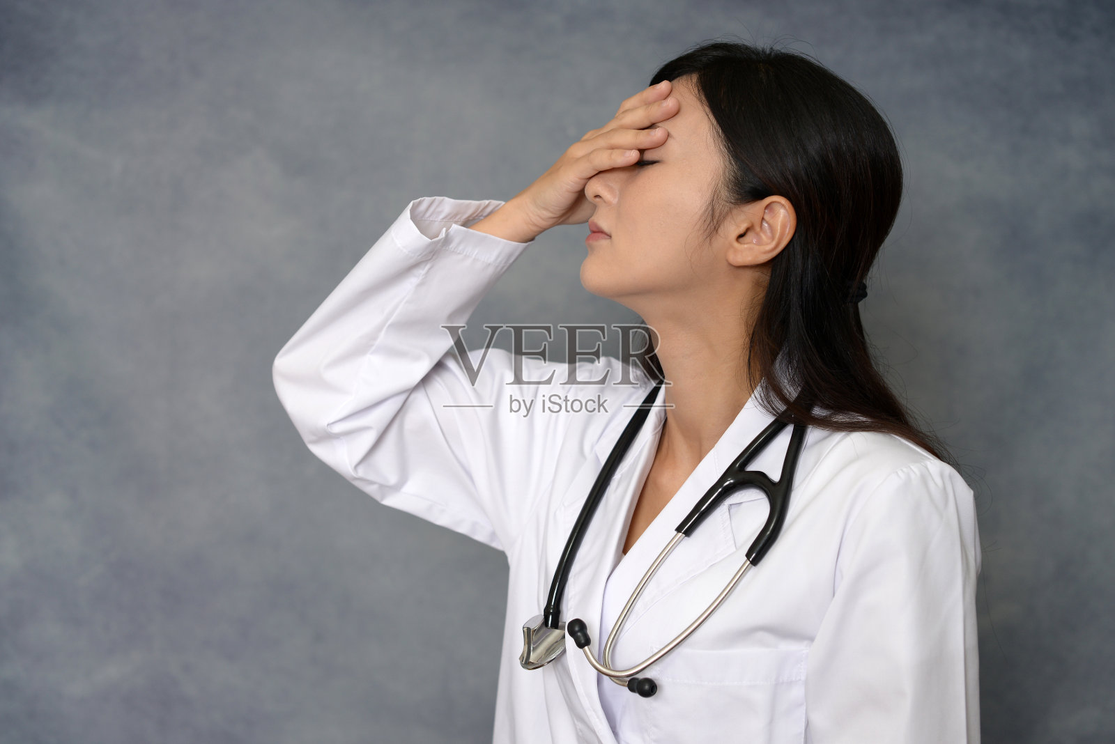 累了医生照片摄影图片