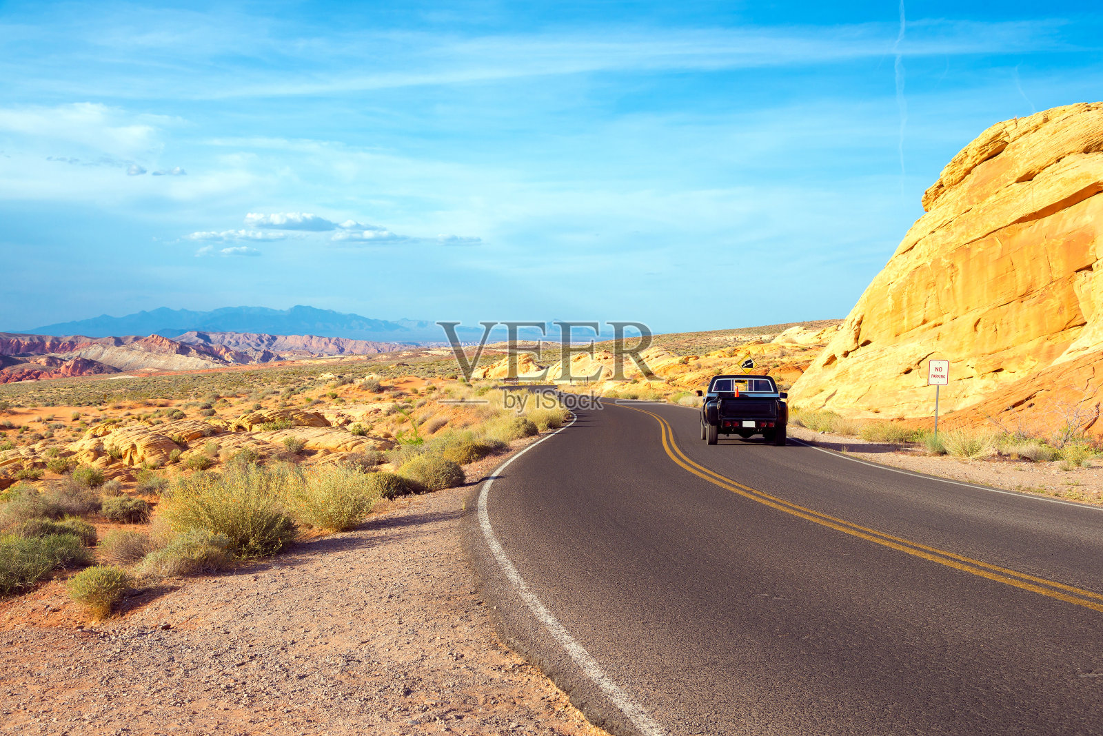 穿过火谷州立公园彩虹远景的公路照片摄影图片