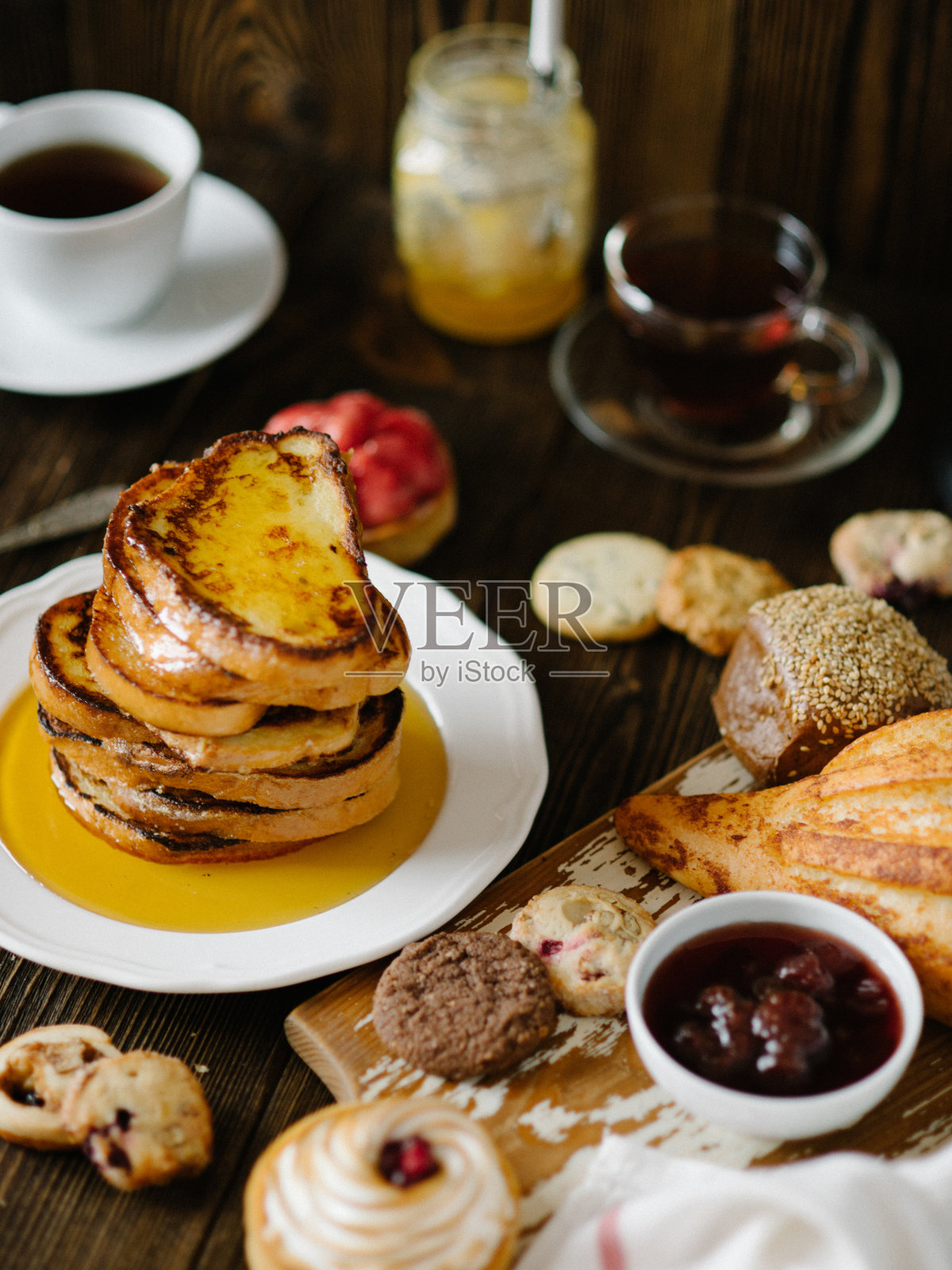 早餐桌上有糕点照片摄影图片