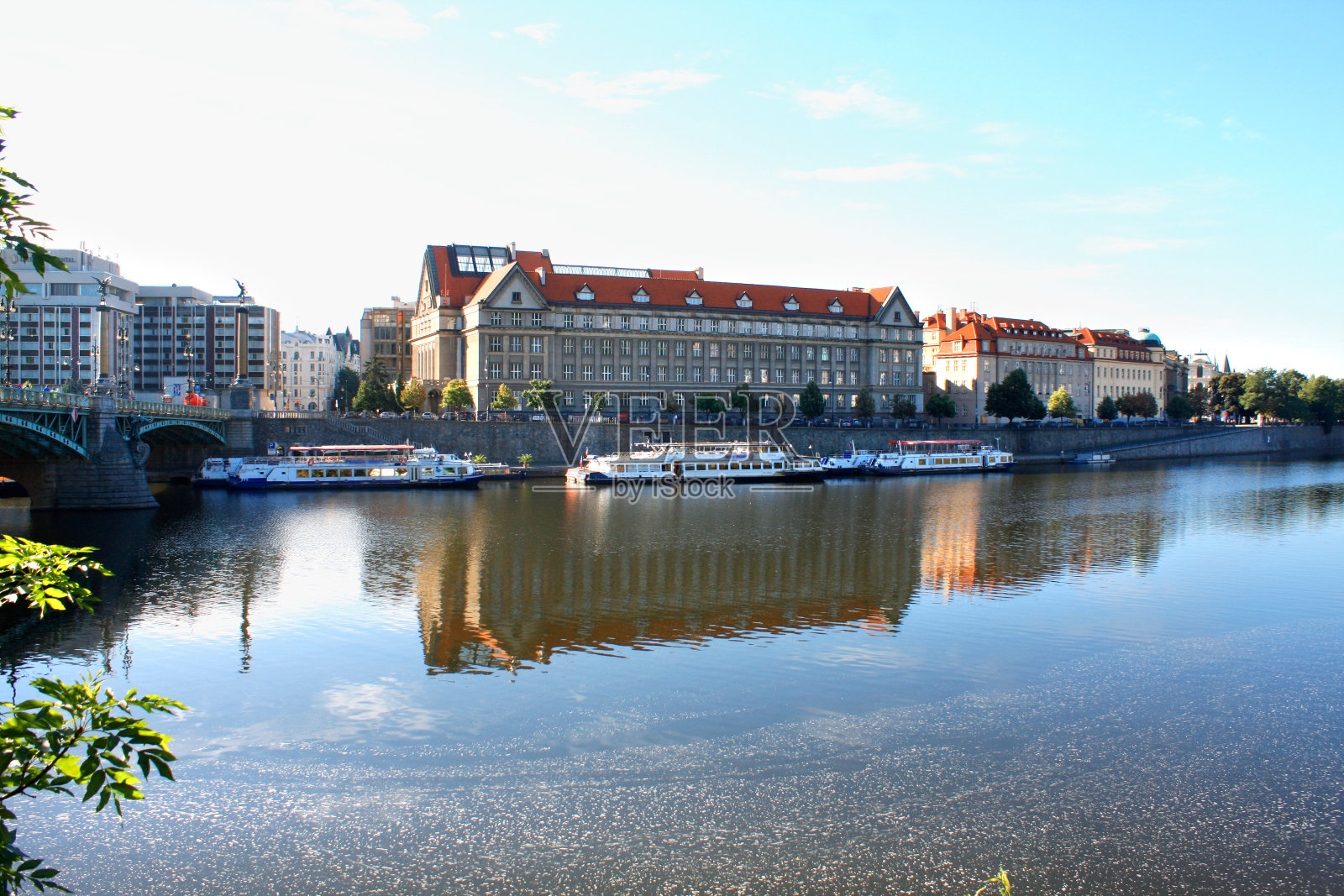 布拉格，捷克共和国的观光船和伏尔塔瓦河全景照片摄影图片