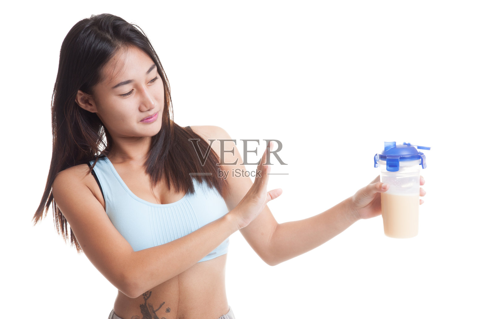 美丽的亚洲健康女孩讨厌乳清蛋白。照片摄影图片