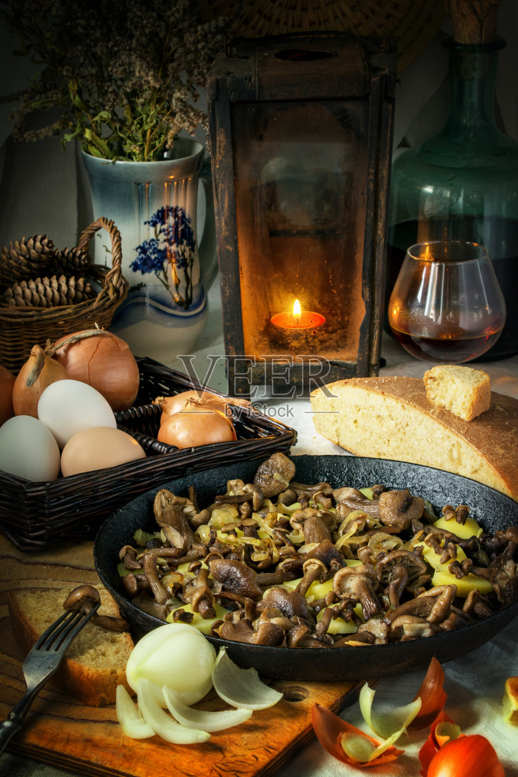 用洋葱和土豆煎的蘑菇。照片摄影图片