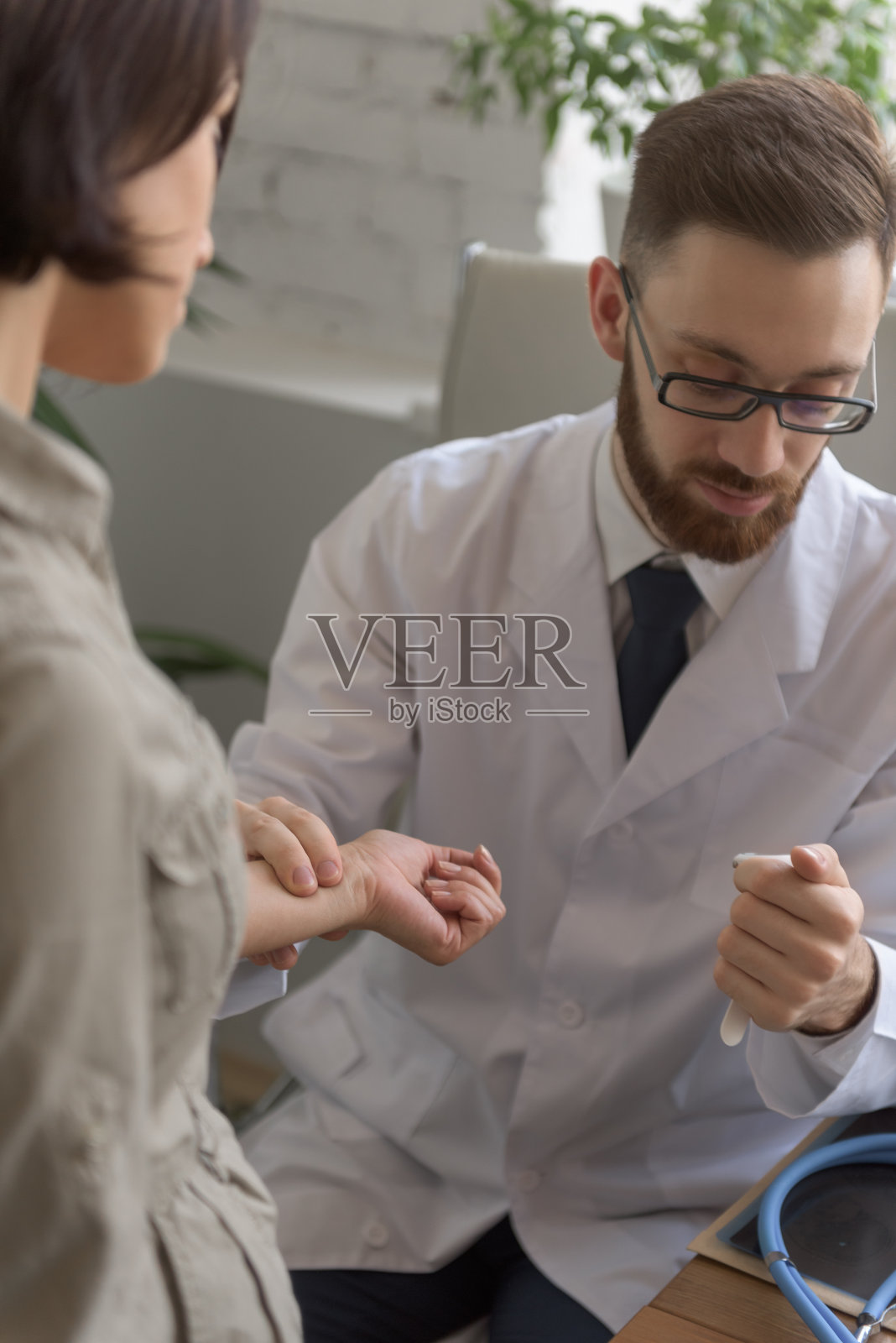 医生测量脉冲照片摄影图片