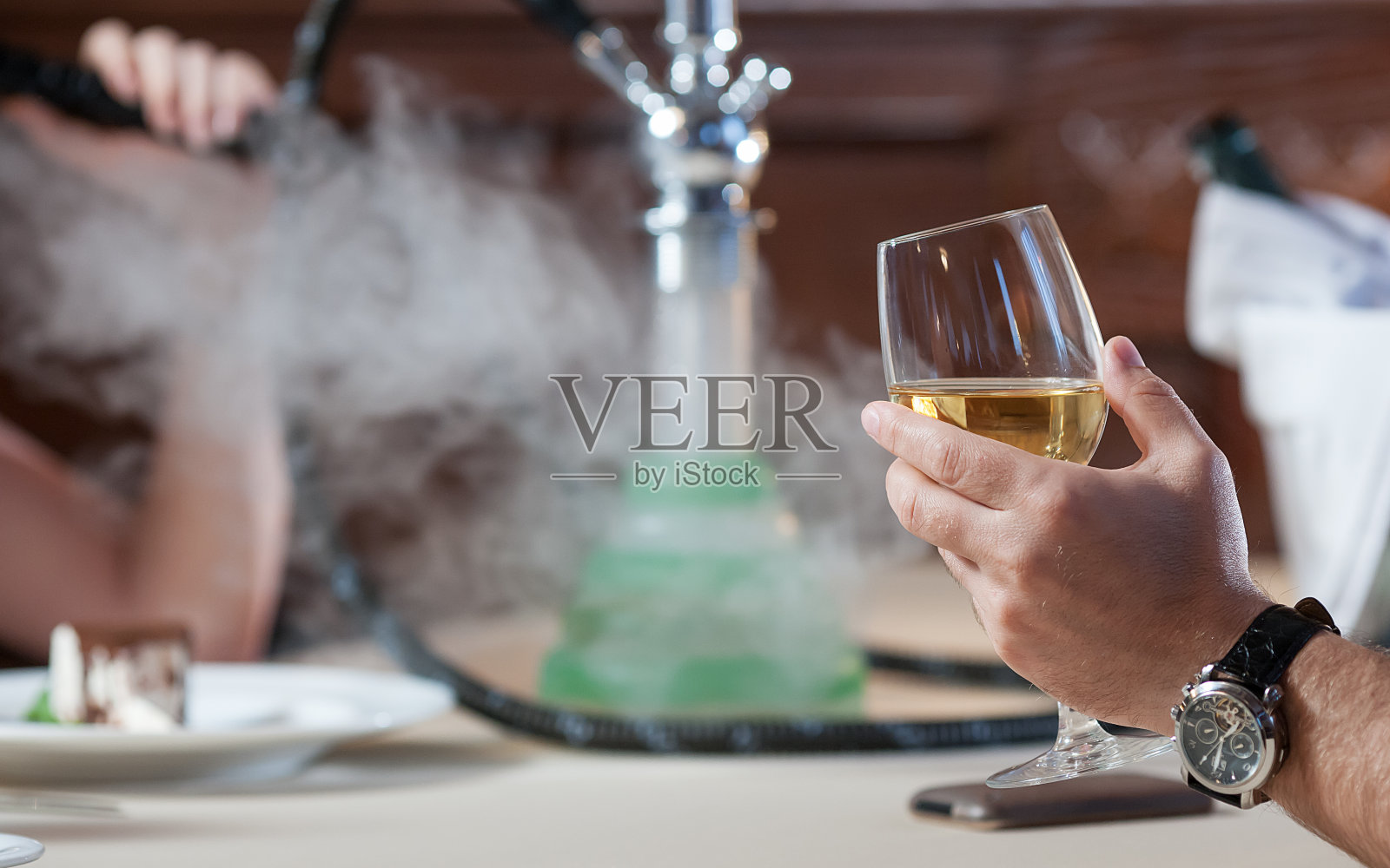 男人和女人在吸水烟照片摄影图片