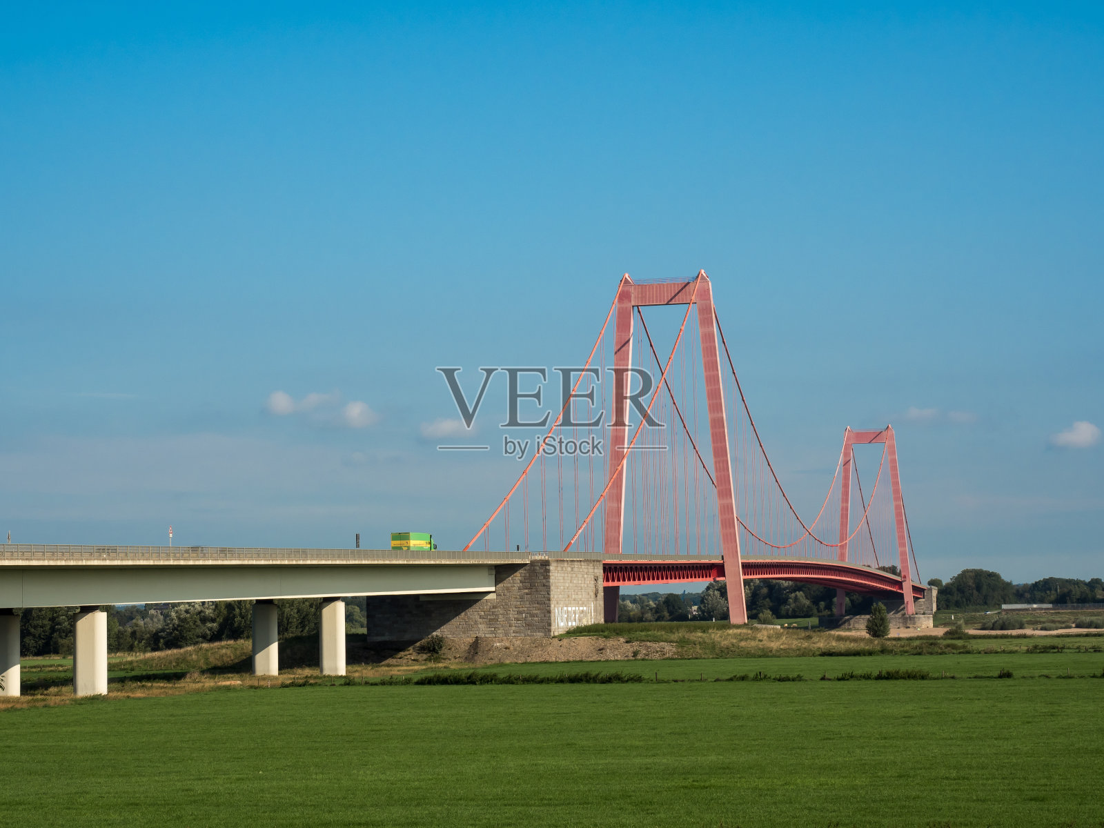 莱茵河上的艾默里克大桥照片摄影图片