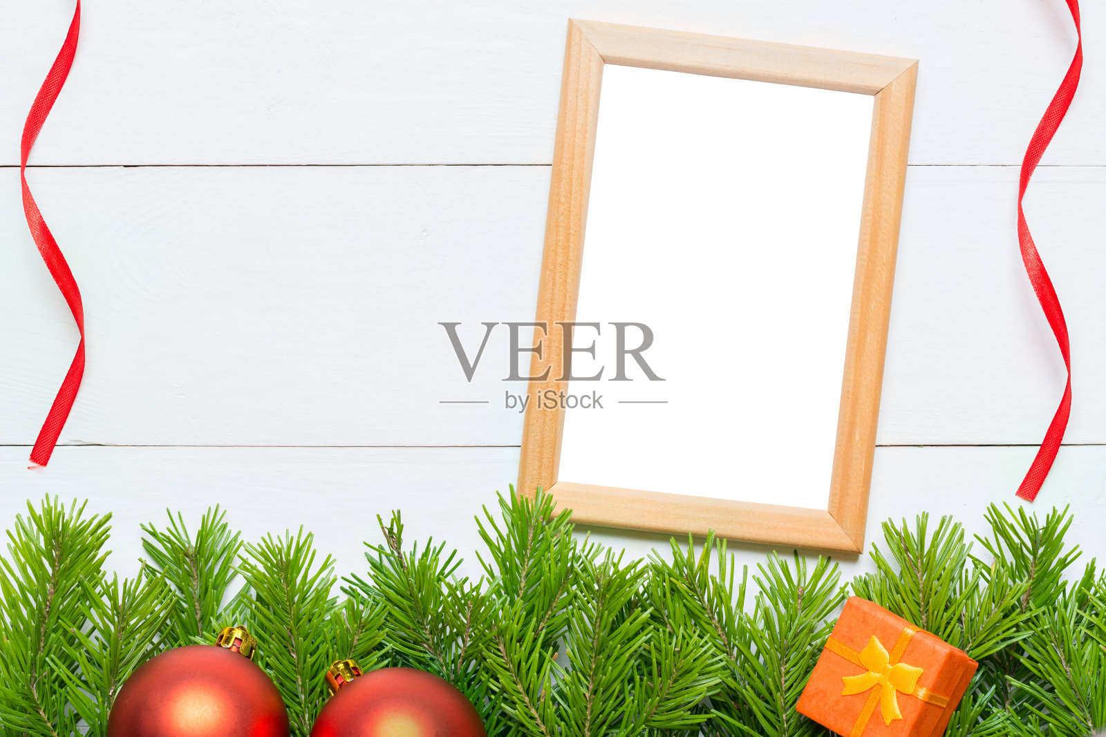 装饰圣诞树用冷杉。空白的相框照片摄影图片