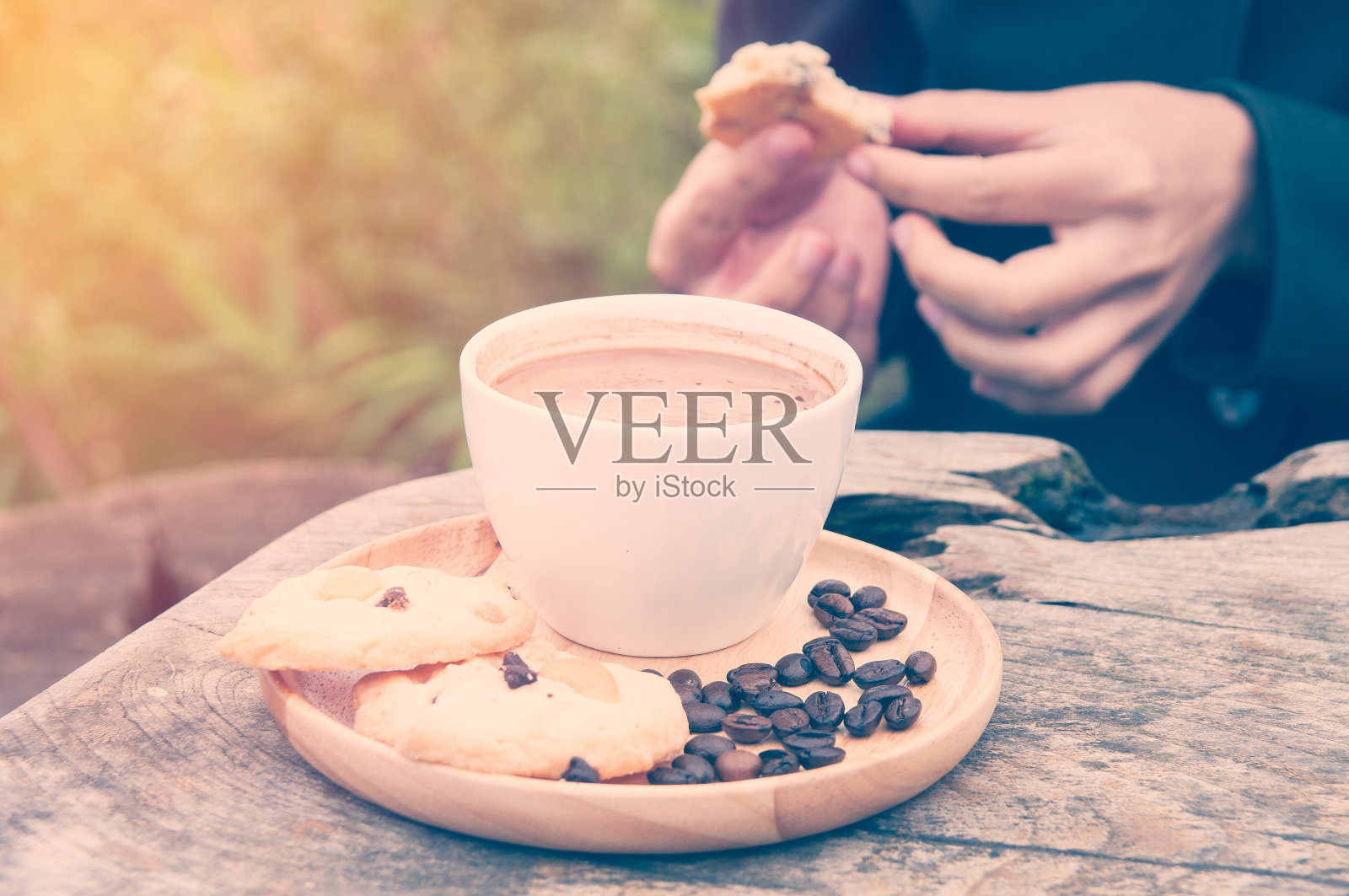 她早上喝咖啡的时候吃饼干照片摄影图片