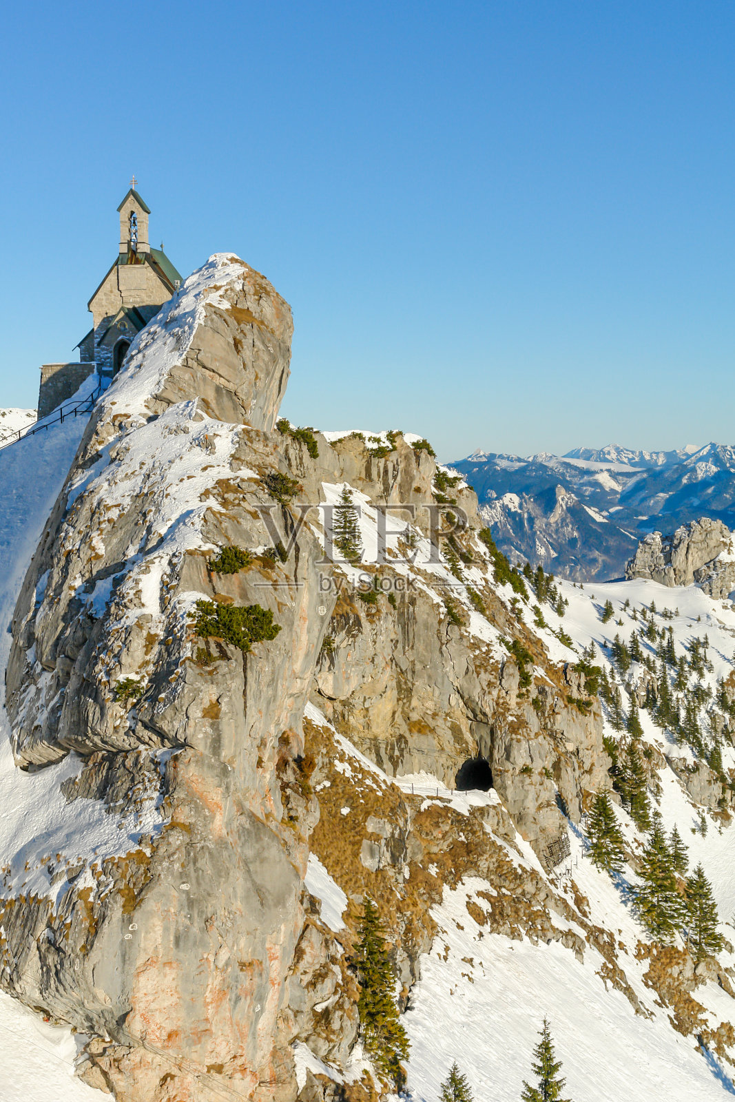 阿尔卑斯山雪山山顶上的小教堂III照片摄影图片