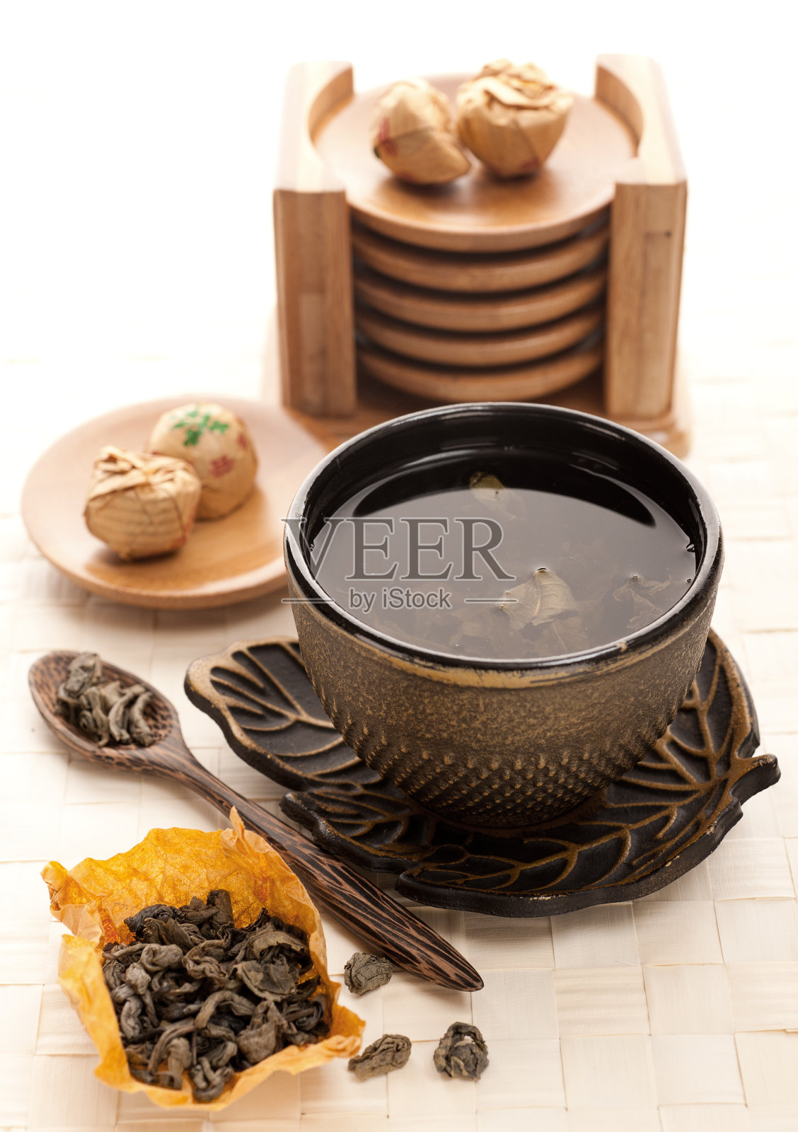 亚洲的一套干绿茶茶具照片摄影图片