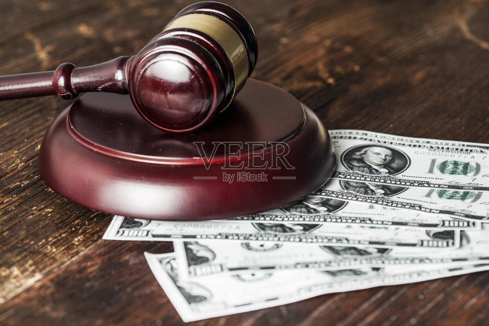 正义的木槌和钱放在桌子上照片摄影图片