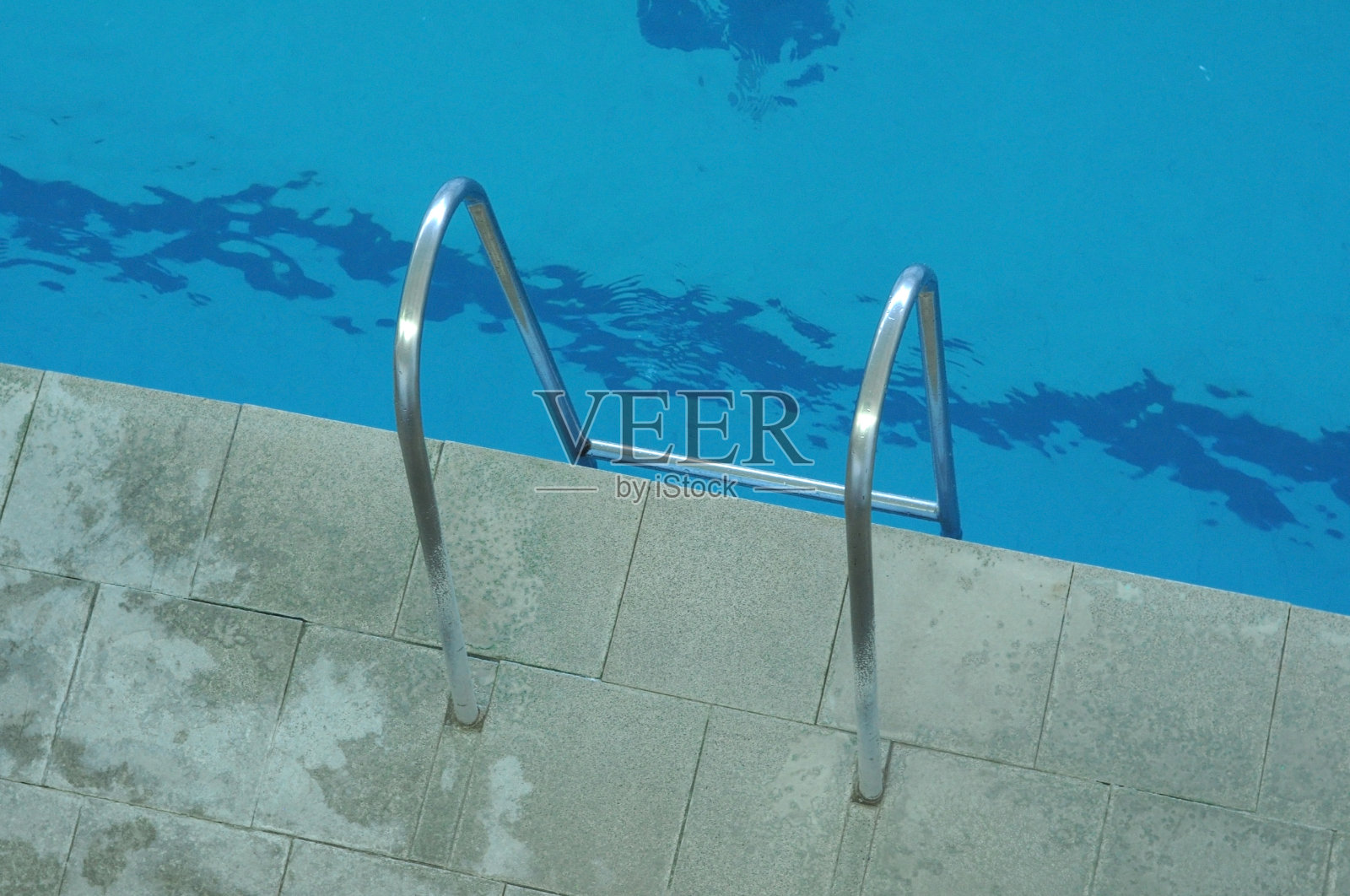 离水的楼梯扶手照片摄影图片