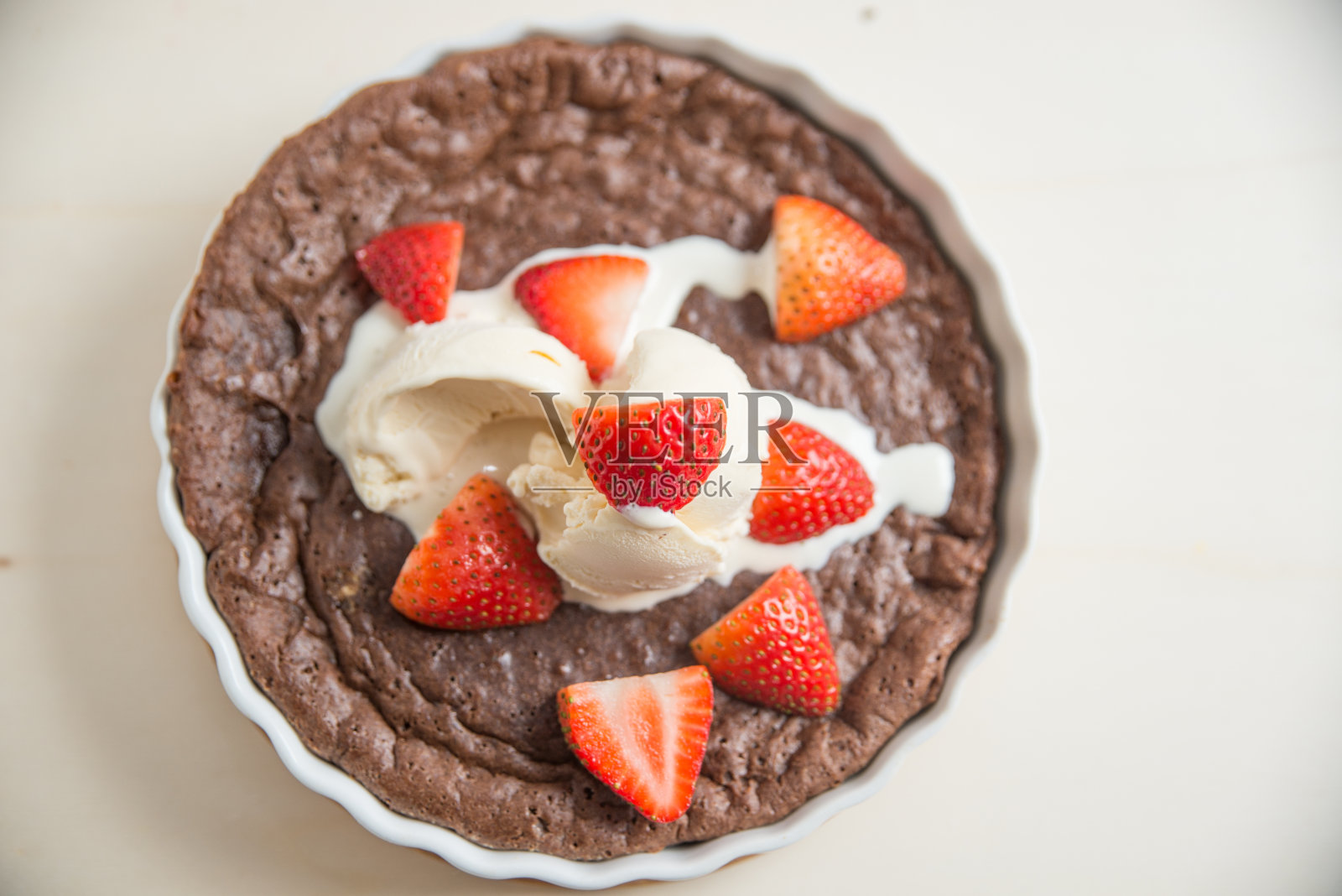 巧克力蛋糕，冰淇淋和草莓照片摄影图片
