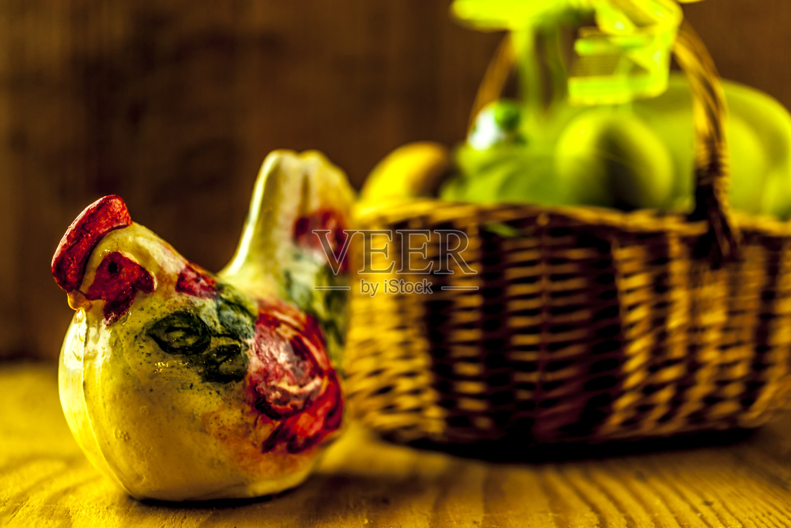 母鸡和复活节蛋照片摄影图片