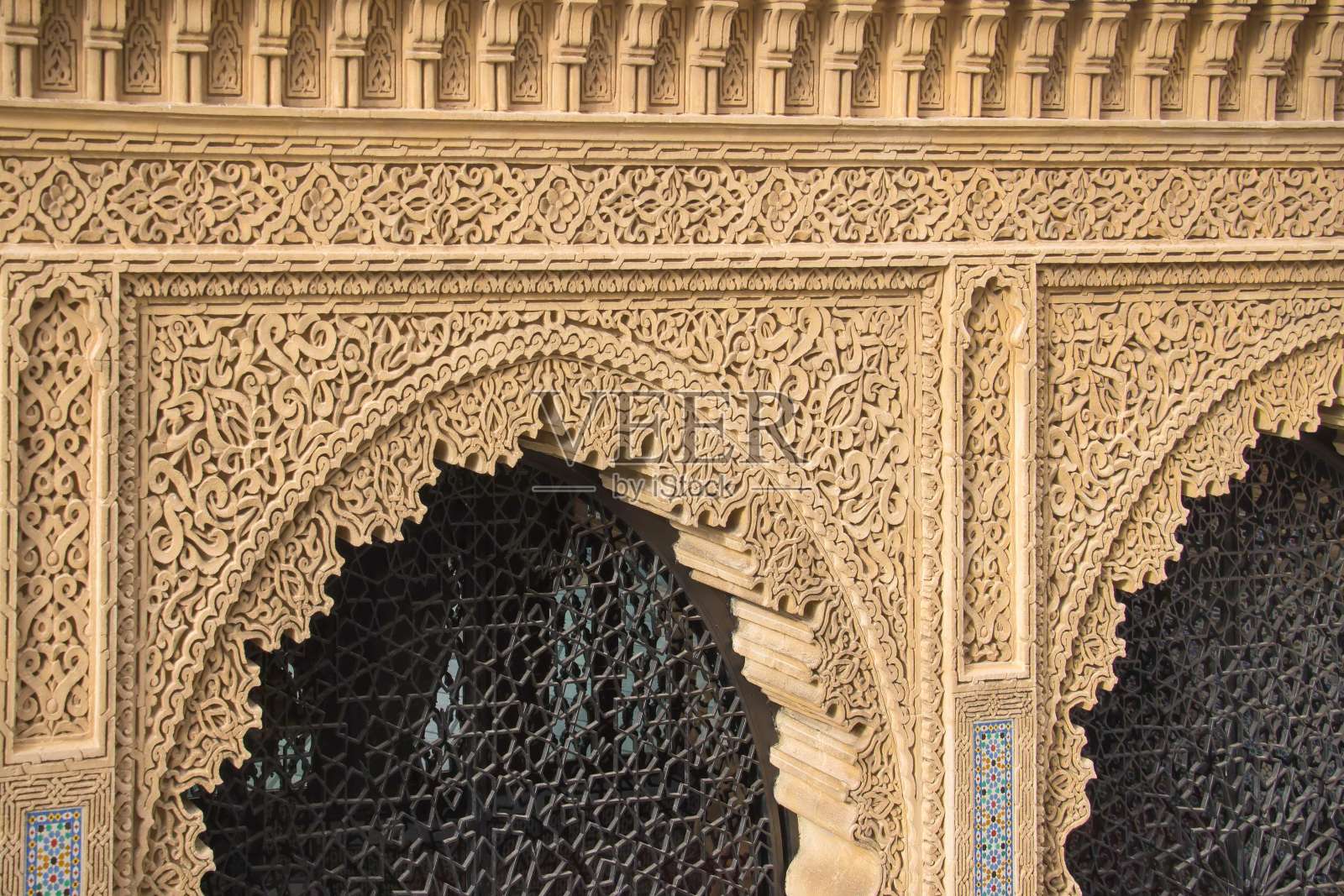 伊斯兰书法和五颜六色的几何图案。照片摄影图片