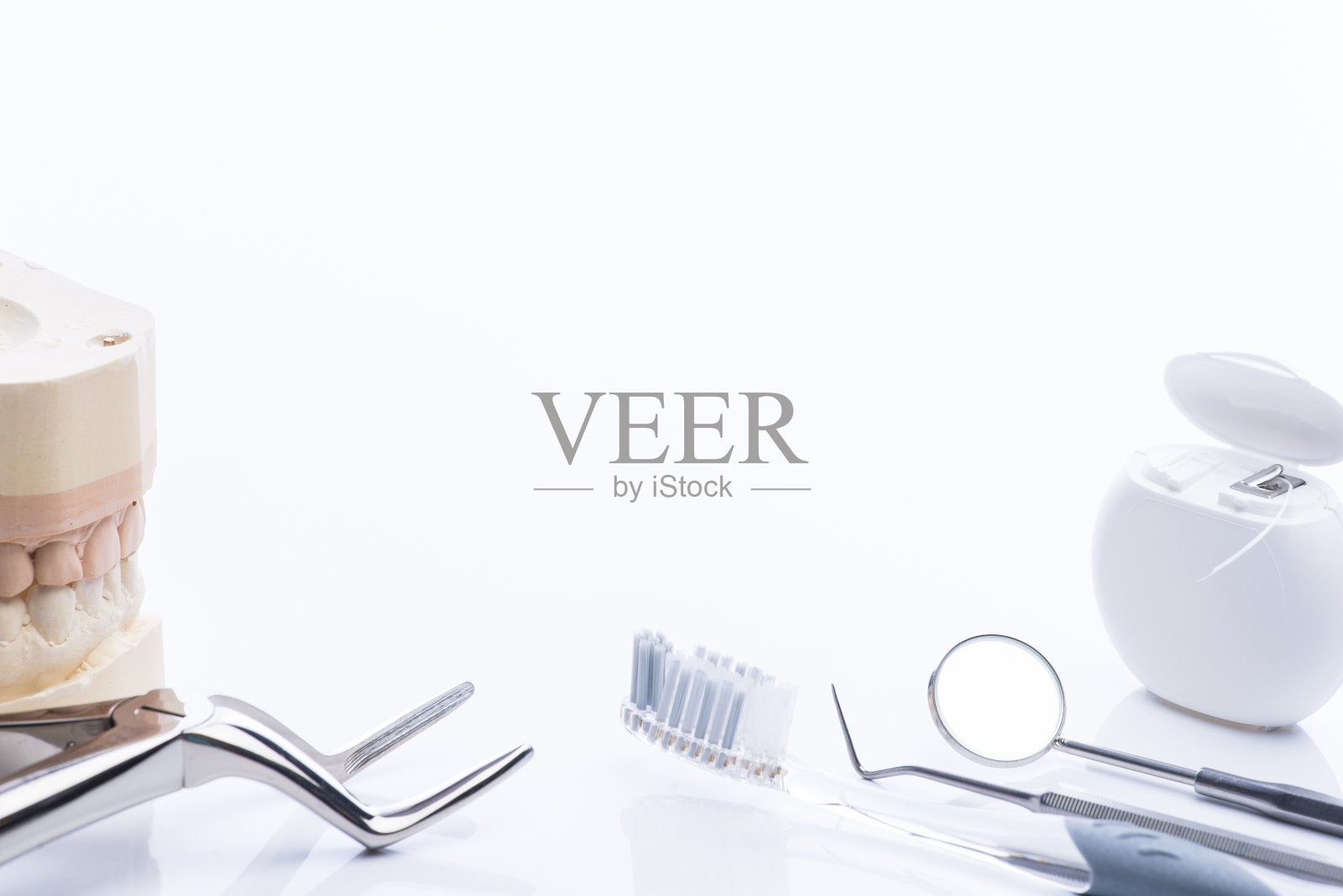 牙齿模具和基本的牙科工具照片摄影图片