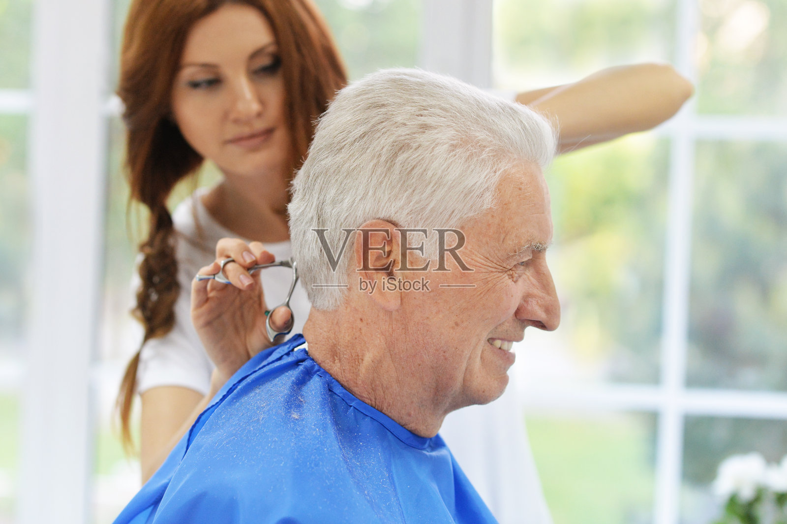 理发师给一个男人理发照片摄影图片