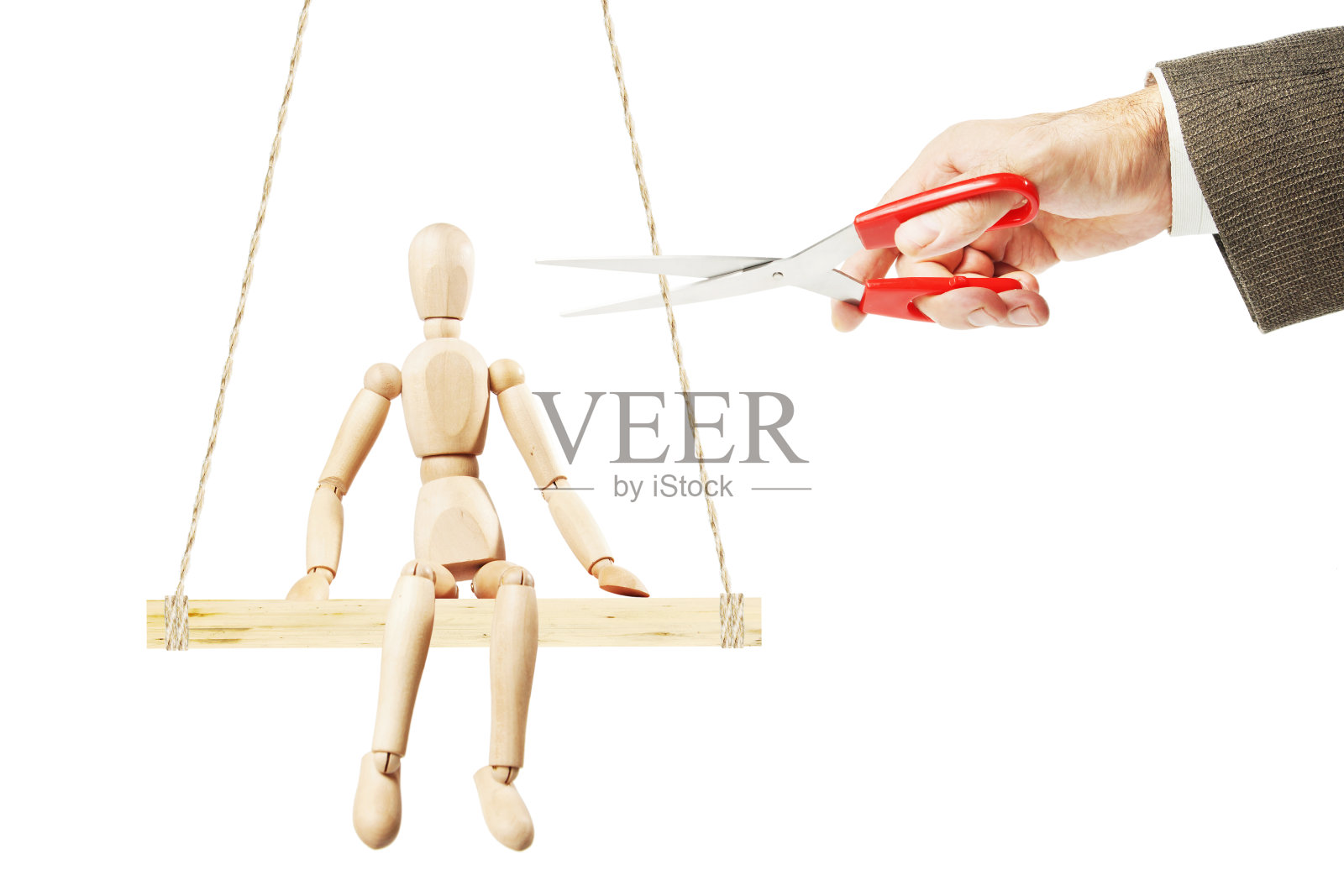 一个人剪断秋千上的绳子，另一个人坐在那里照片摄影图片