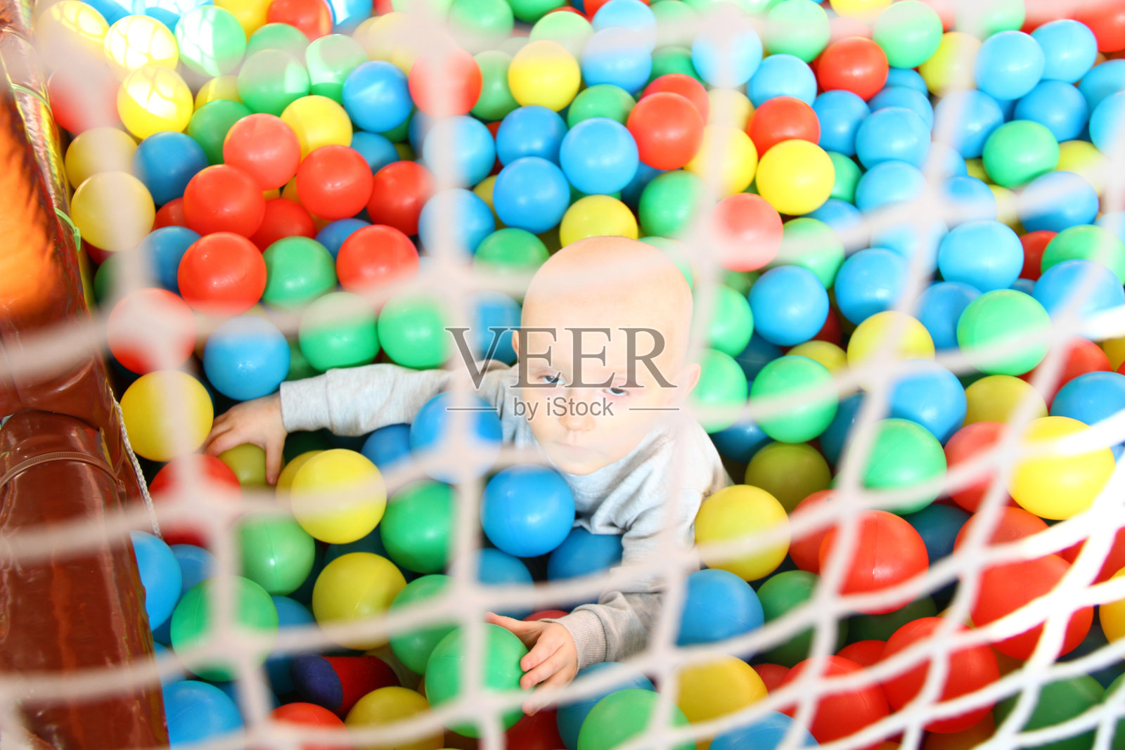 漂亮的小男孩在游乐场玩照片摄影图片