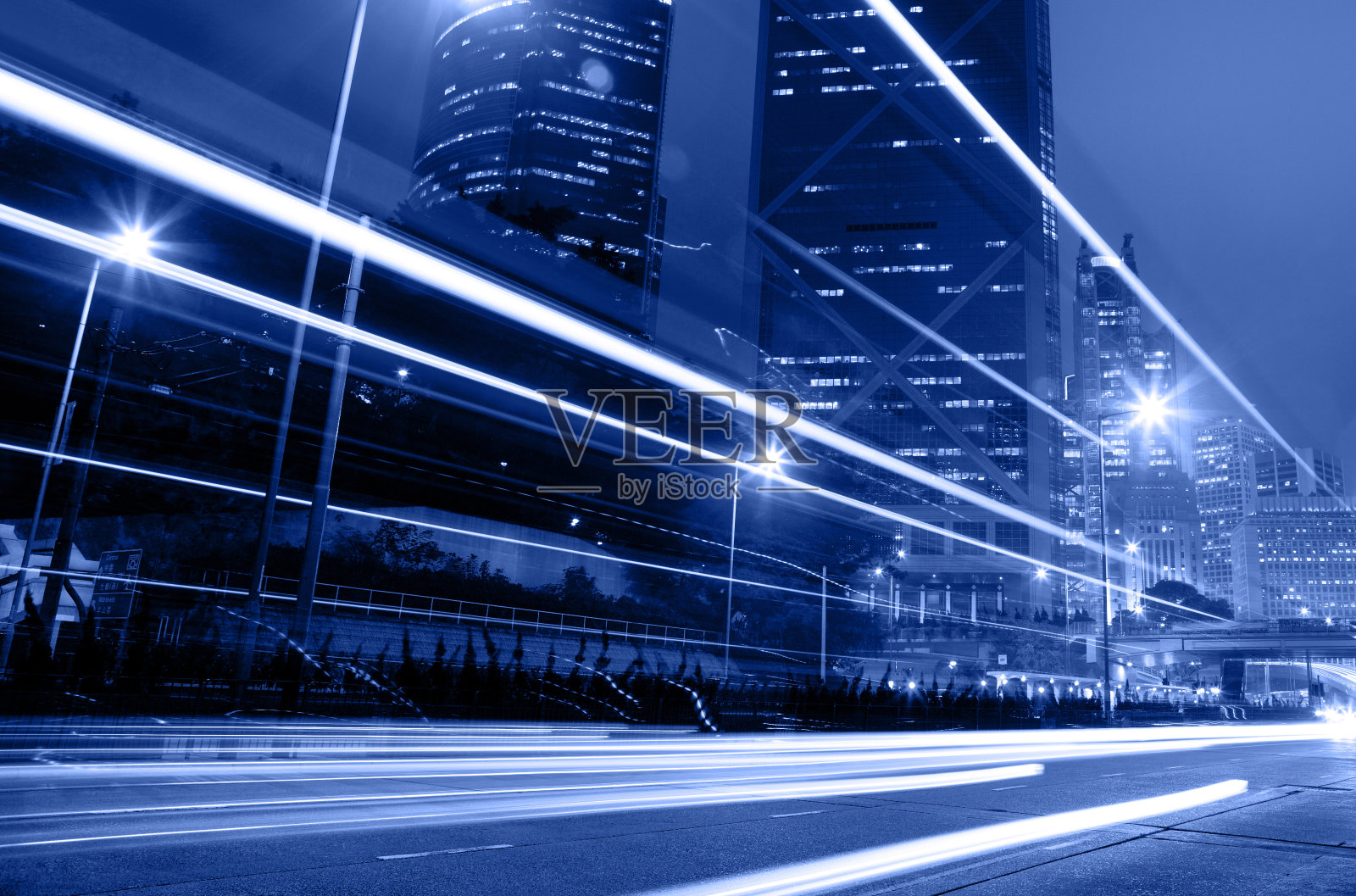 在夜晚行驶的汽车与模糊的灯光通过城市照片摄影图片