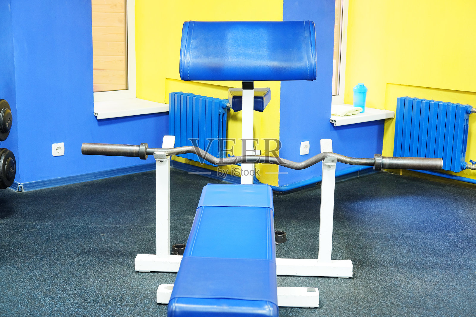 配有运动器材的健身房照片摄影图片