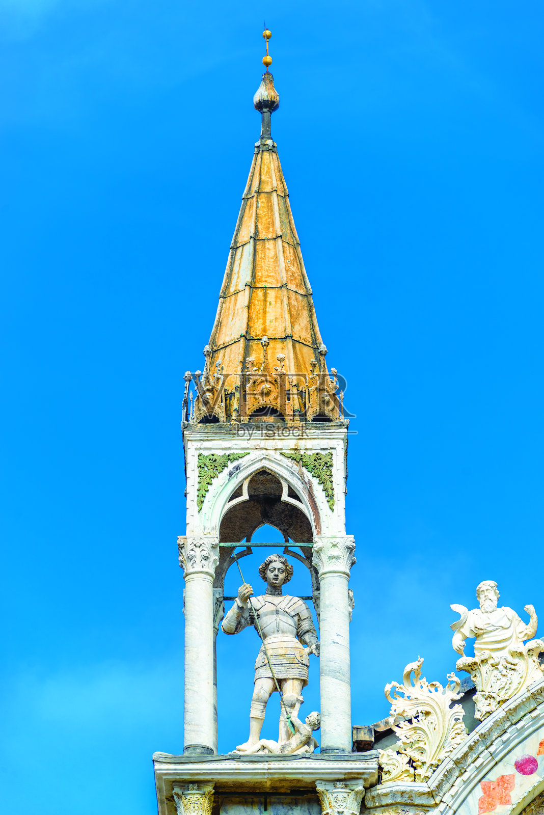 威尼斯圣马可大教堂屋顶的装饰元素照片摄影图片