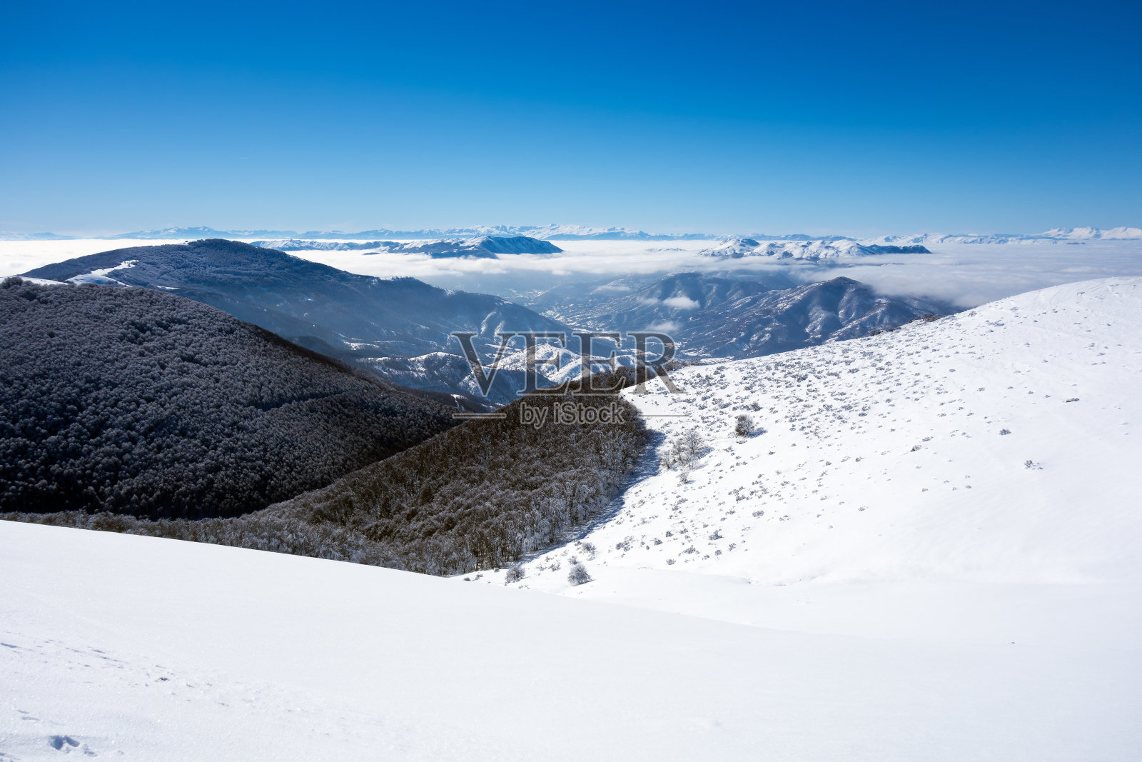 在希腊佛罗里达州的维格拉，经过令人惊叹的雪景的道路照片摄影图片