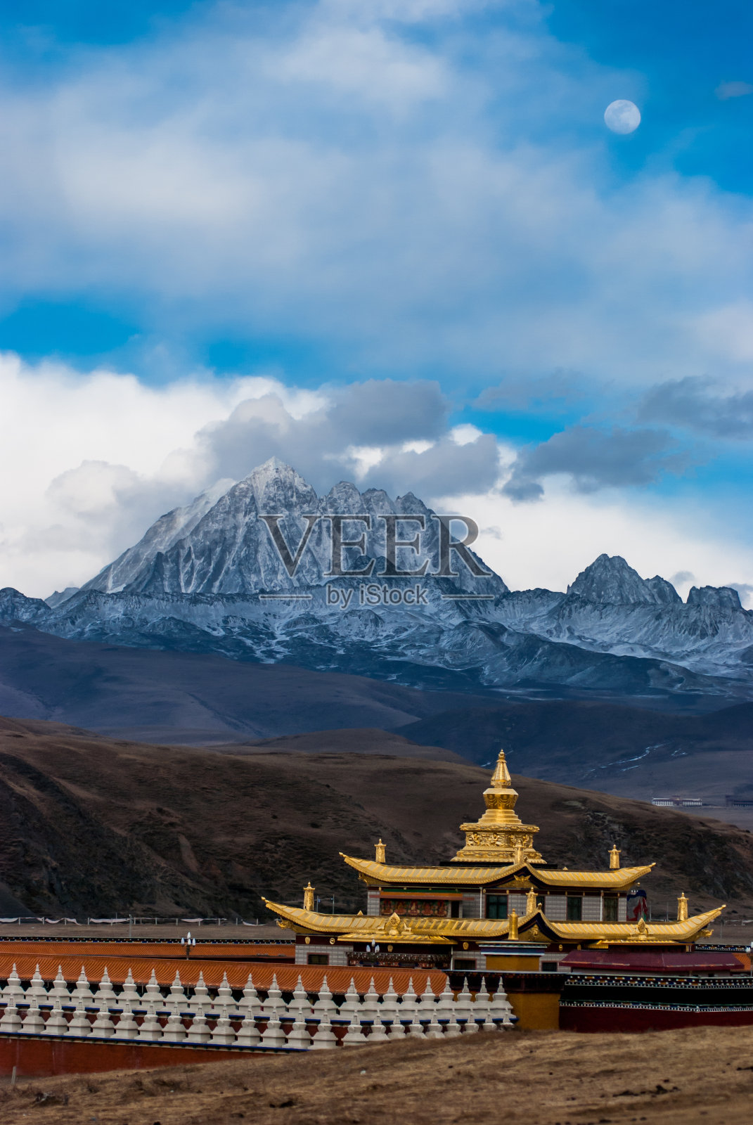 月亮，雪山和寺庙照片摄影图片