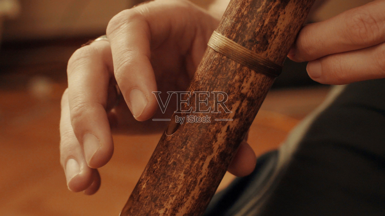 音乐家用手吹笛子照片摄影图片