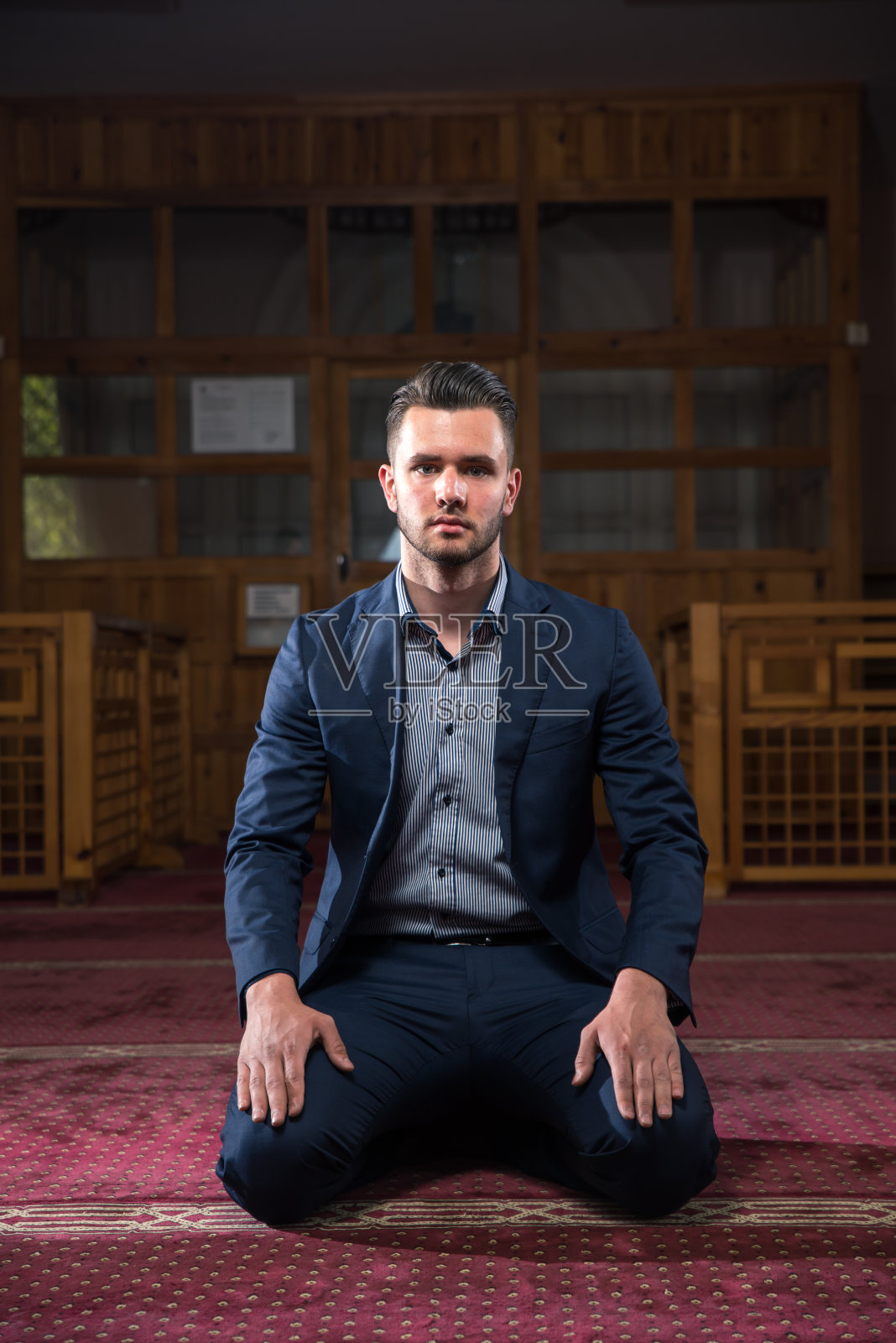 穆斯林坐着祈祷照片摄影图片