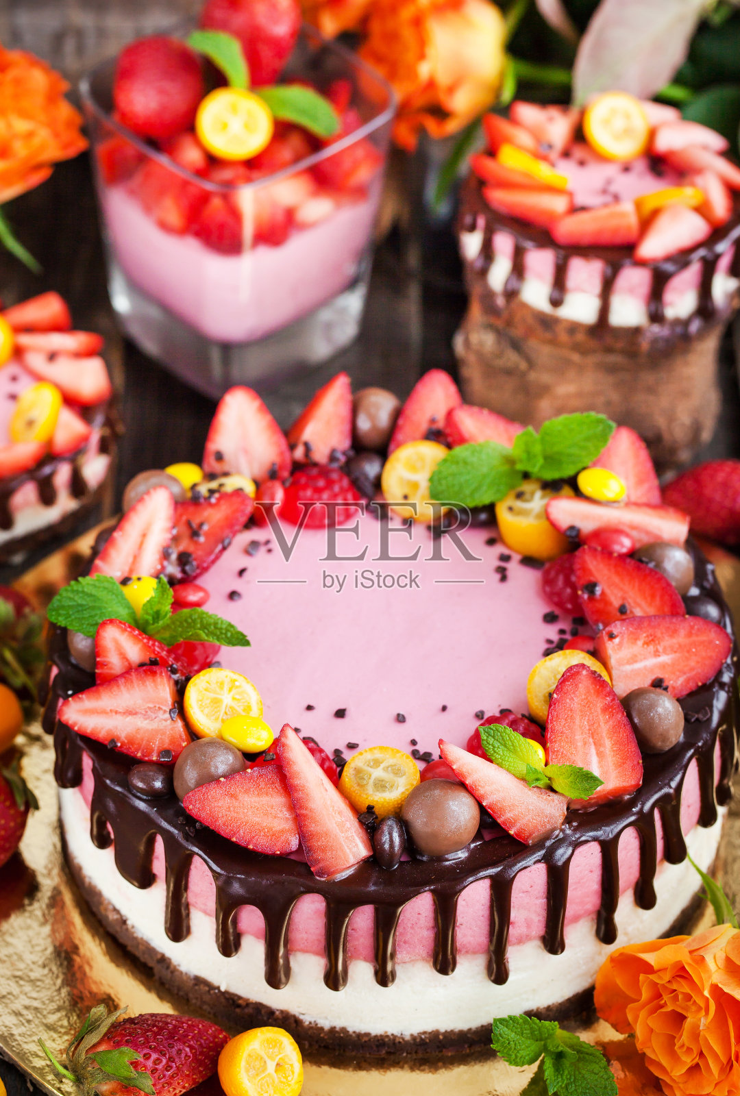 美味的双层芝士蛋糕装饰的巧克力和新鲜的s照片摄影图片