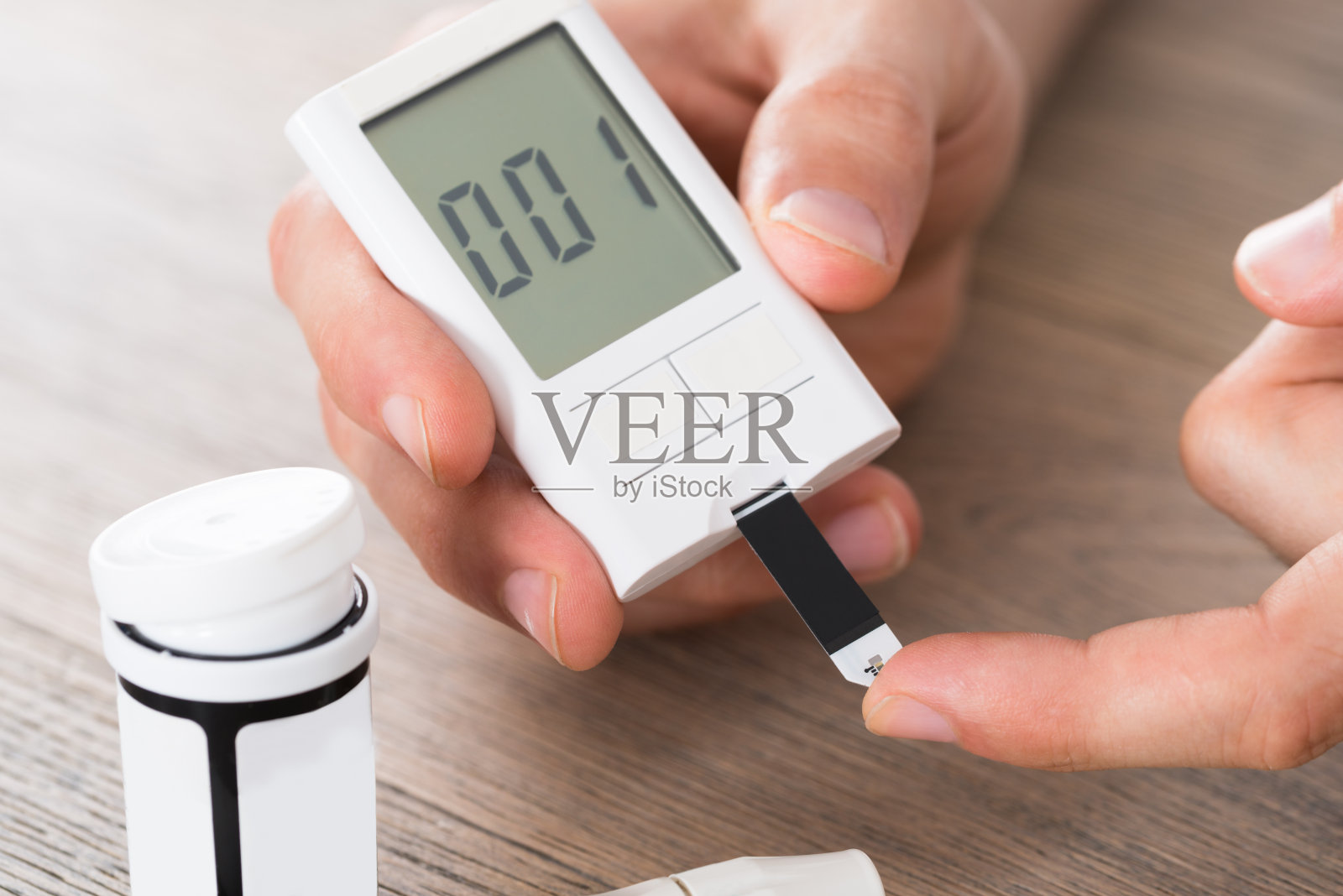 患者双手测量血糖水平血检照片摄影图片