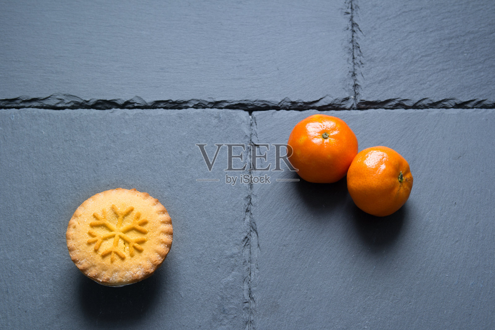 两个橘子和一个圣诞肉馅饼照片摄影图片