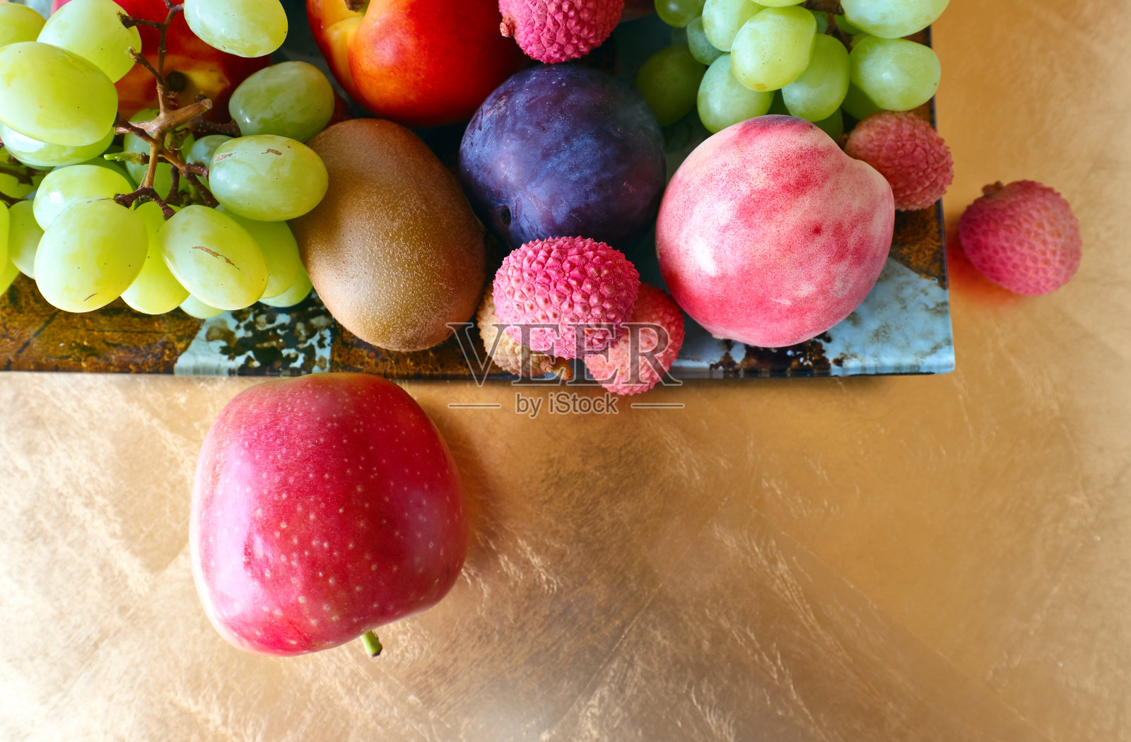 厨房桌子上放着热带水果照片摄影图片