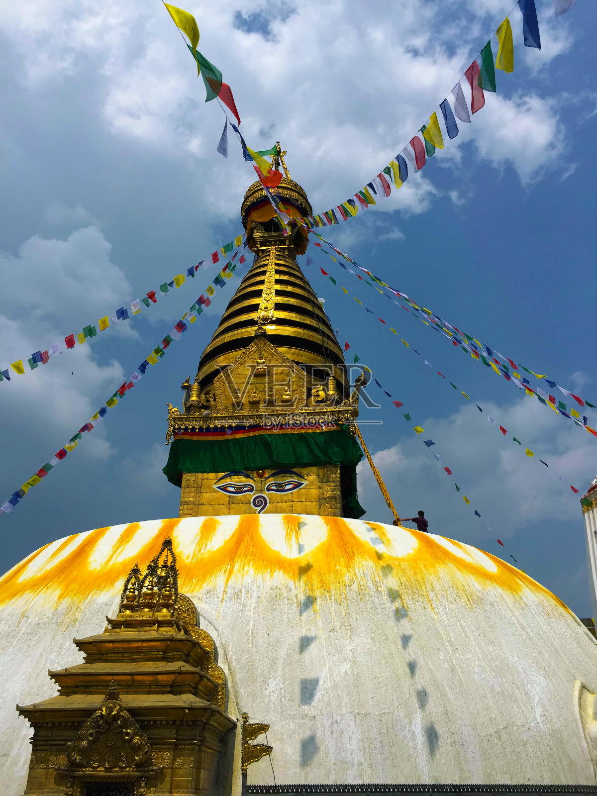 在尼泊尔，有旗帜的佛寺，有眼睛的佛塔照片摄影图片