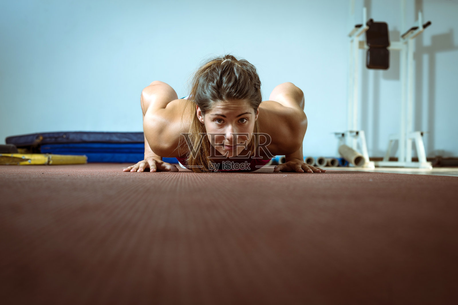 在健身房做俯卧撑的女孩照片摄影图片