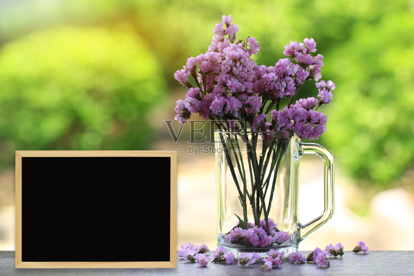 粉红色的花在花瓶上，绿色的背景，浪漫的概念照片摄影图片