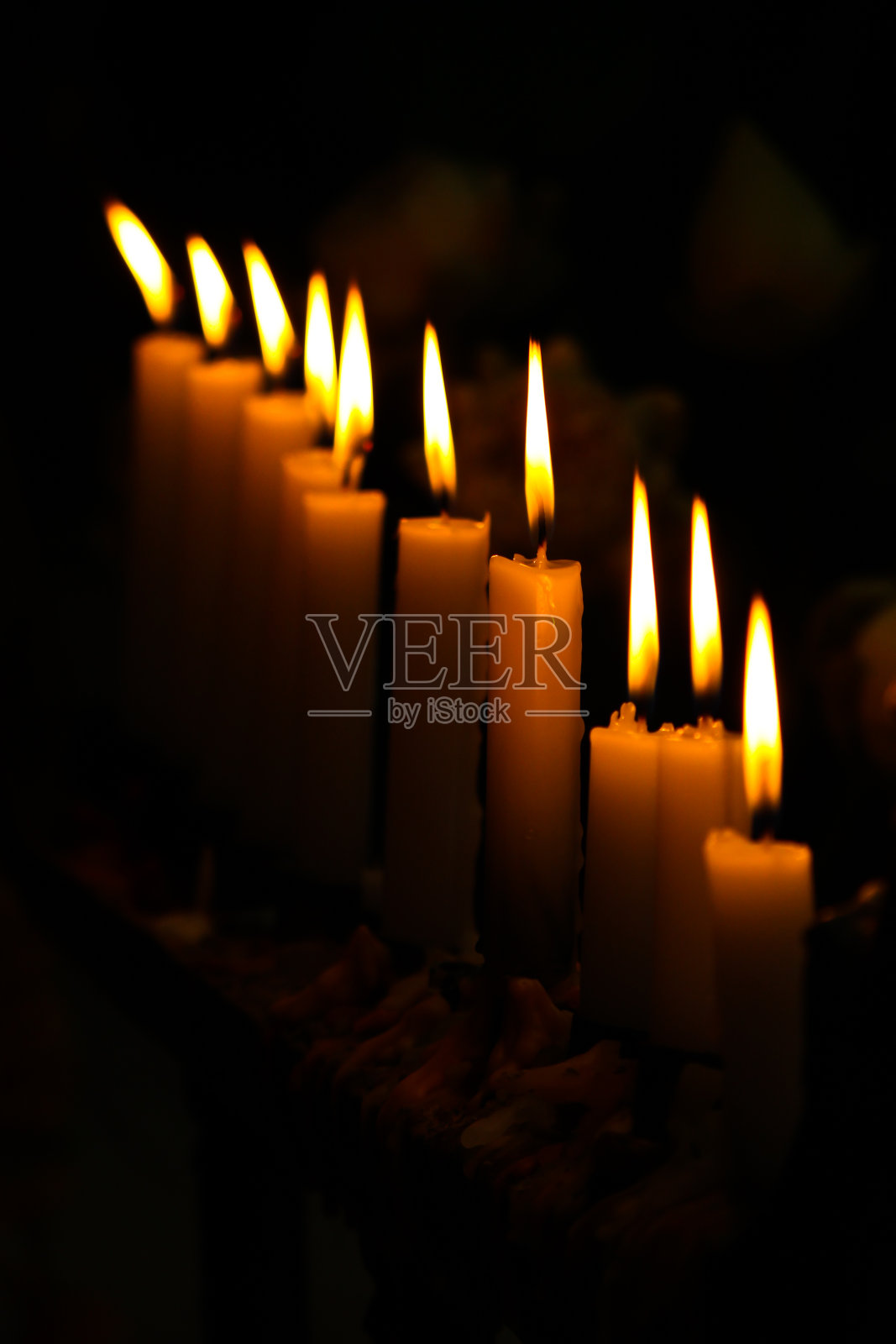 《黑暗背景下的烛光》照片摄影图片
