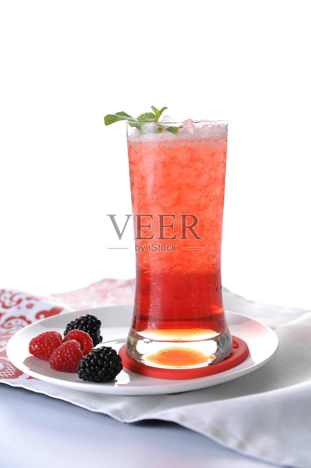 饮料和浆果孤立在白色照片摄影图片