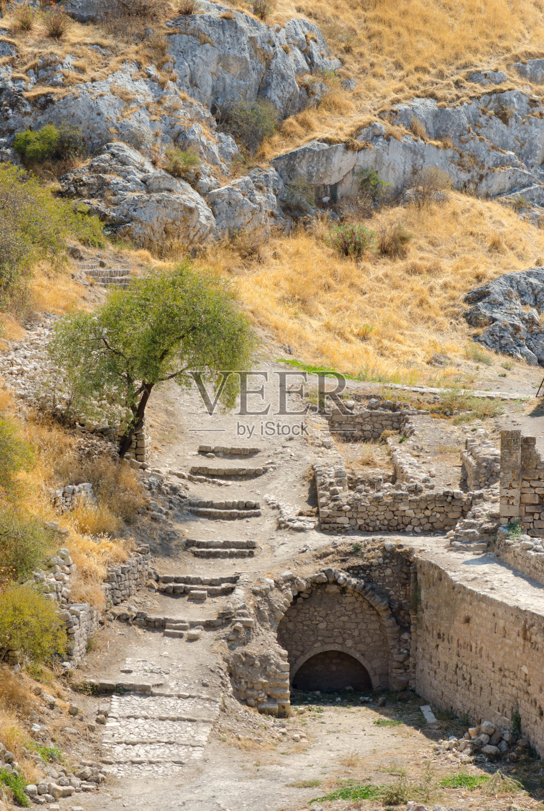 一条有石阶和旧墙的小路的废墟照片摄影图片