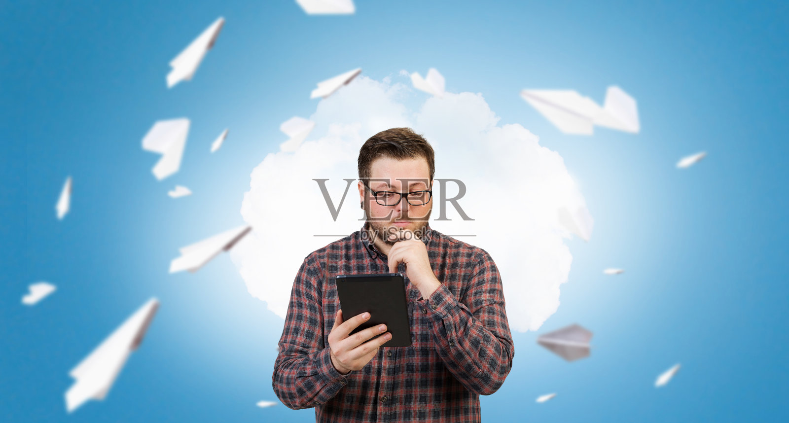 拿着平板设备的时尚男子照片摄影图片