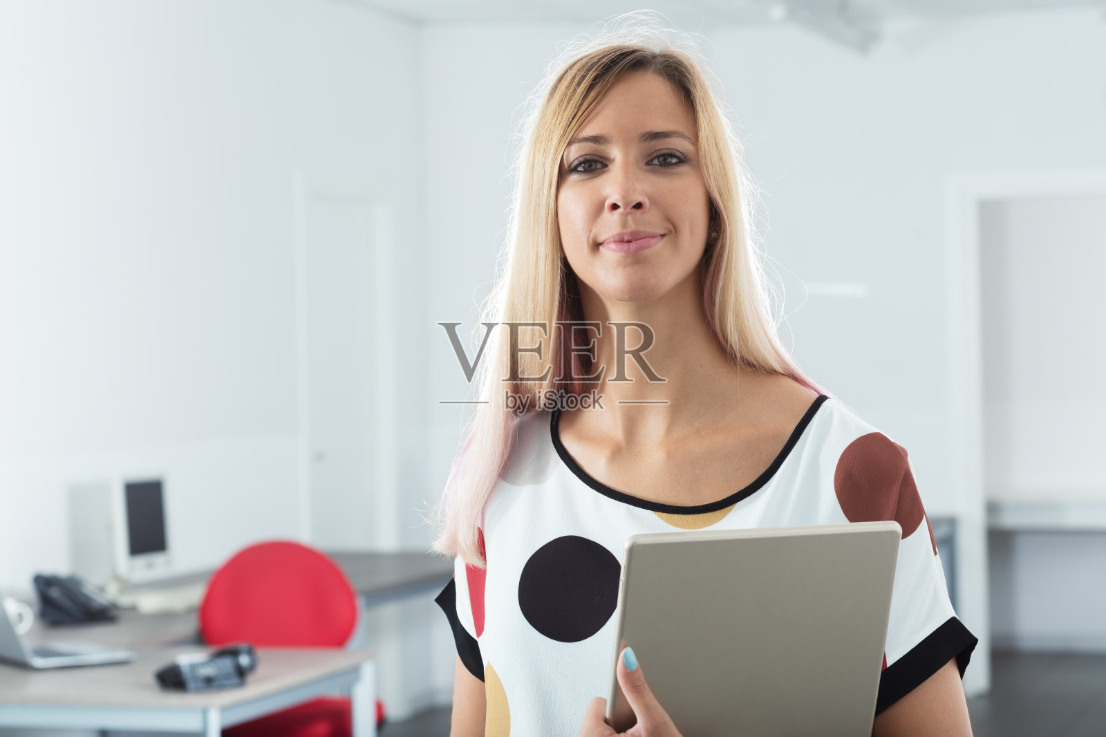 女性在办公室工作与数字平板电脑照片摄影图片