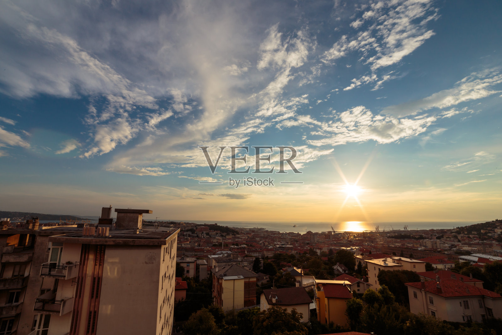 里雅斯特市的日落照片摄影图片