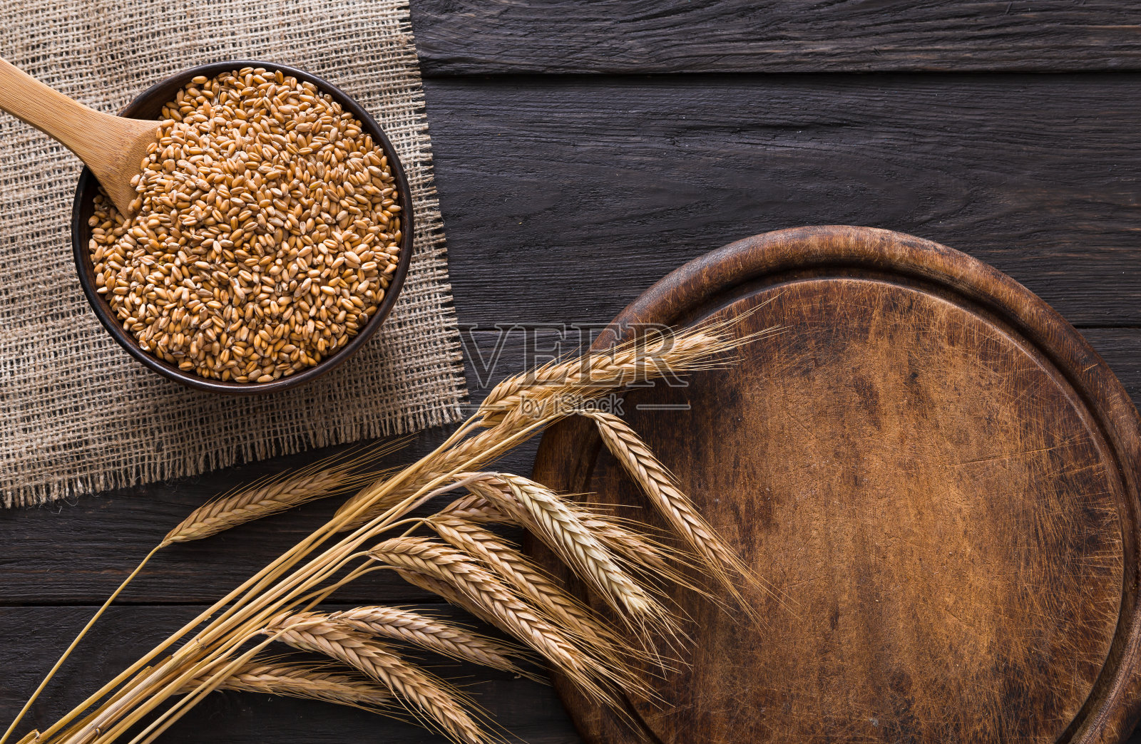 面包烘焙背景，谷物和麦穗照片摄影图片