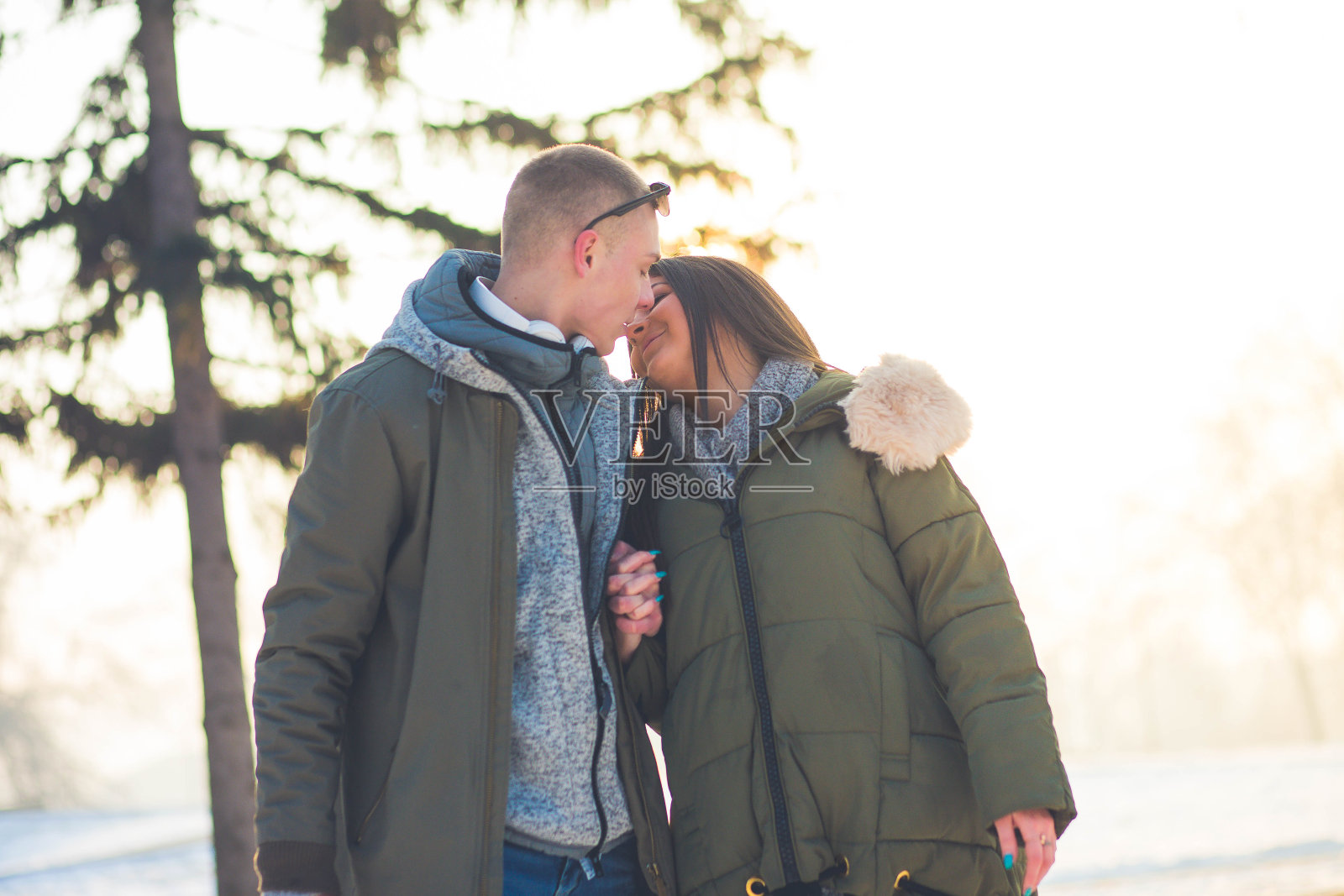 男孩拥抱他的女朋友照片摄影图片