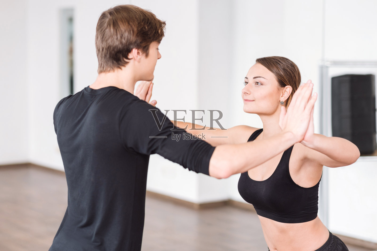 乐观的女人看着她的舞伴照片摄影图片