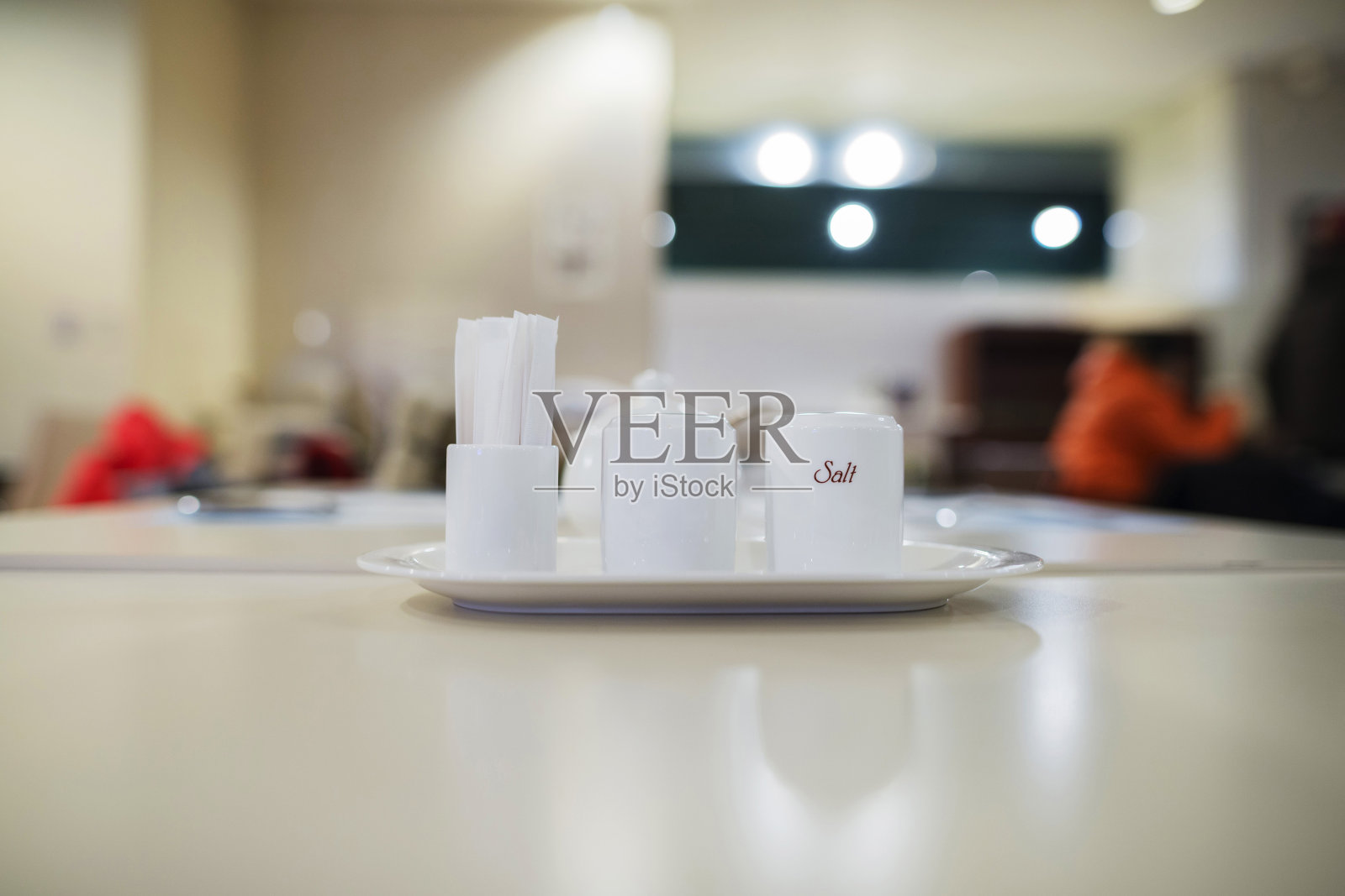 盐，胡椒和牙签容器放在桌上照片摄影图片